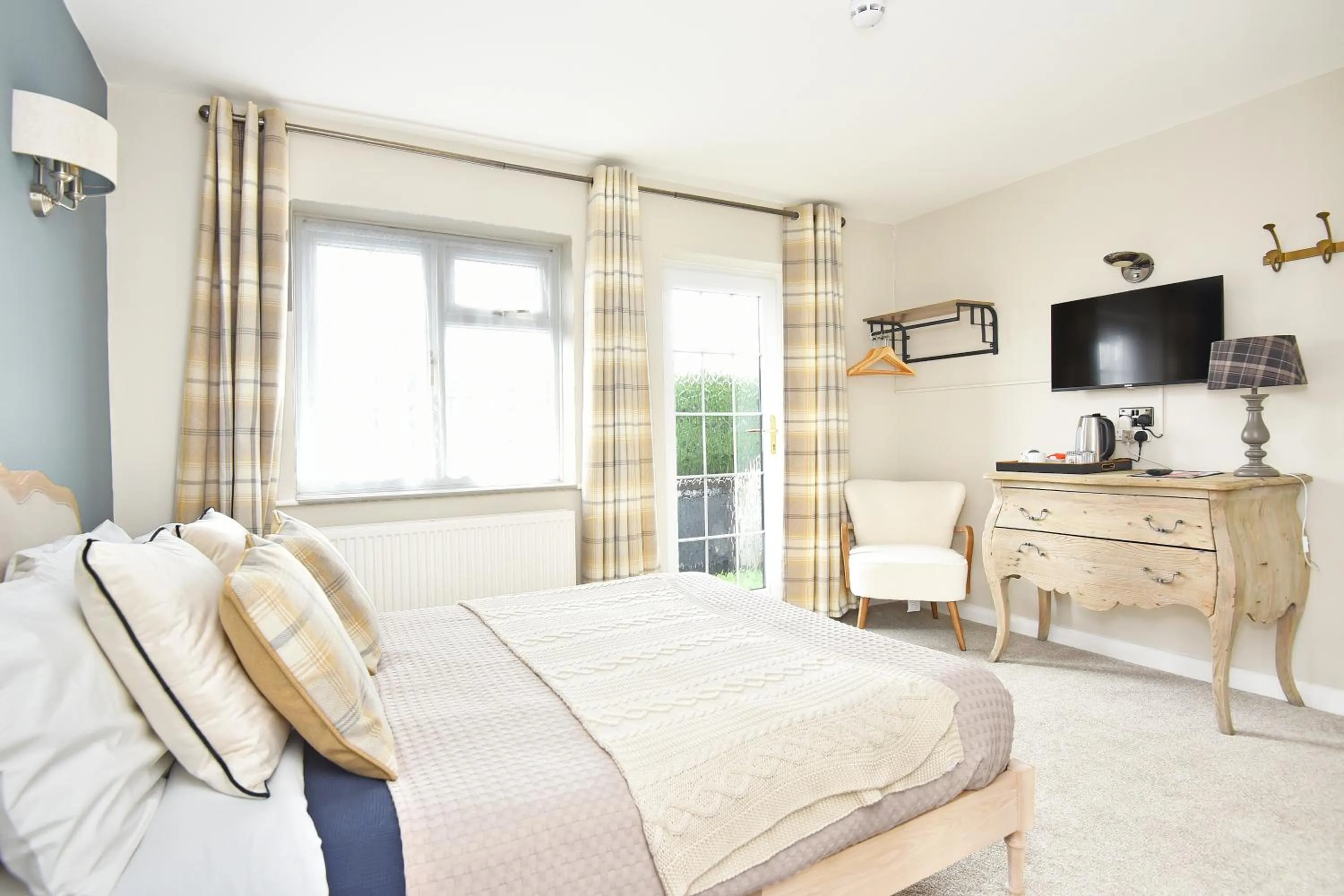 Bedroom, Bed in Chequers Inn