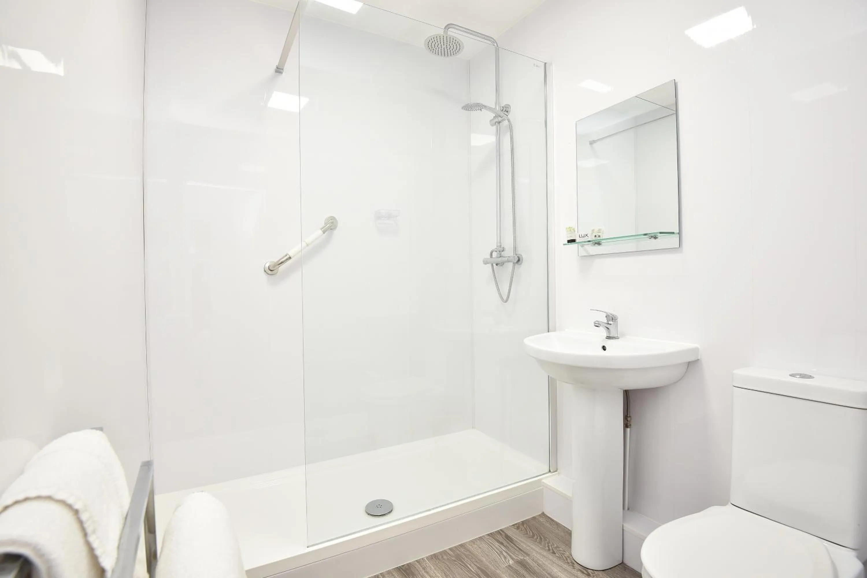 Shower in Chequers Inn