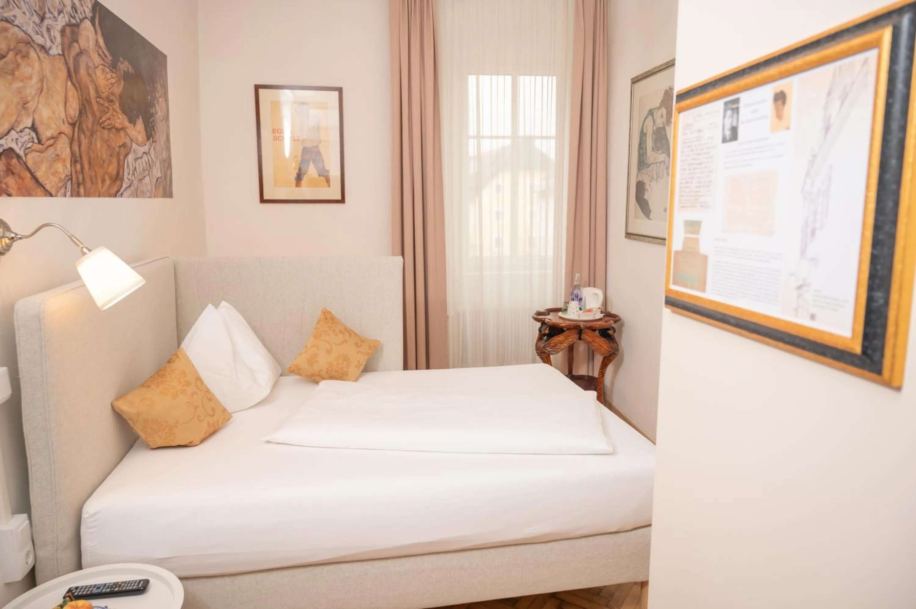 Photo of the whole room, Bed in Boutique Hotel Goldenes Lamm Villach