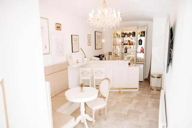 Communal lounge/ TV room in Boutique Hotel Goldenes Lamm Villach