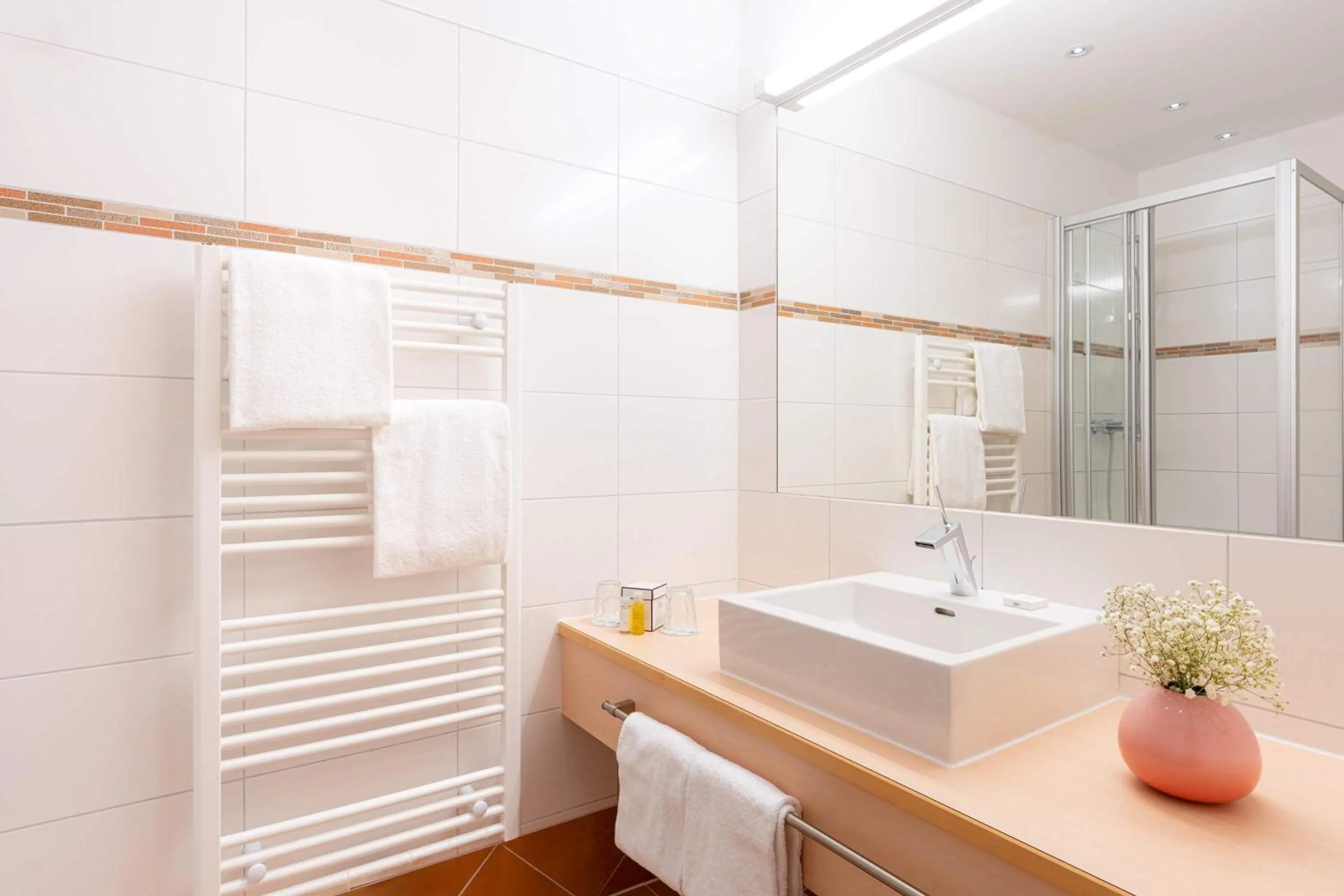 Bathroom in Romantik Hotel Die Gersberg Alm mit Panoramablick auf Salzburg