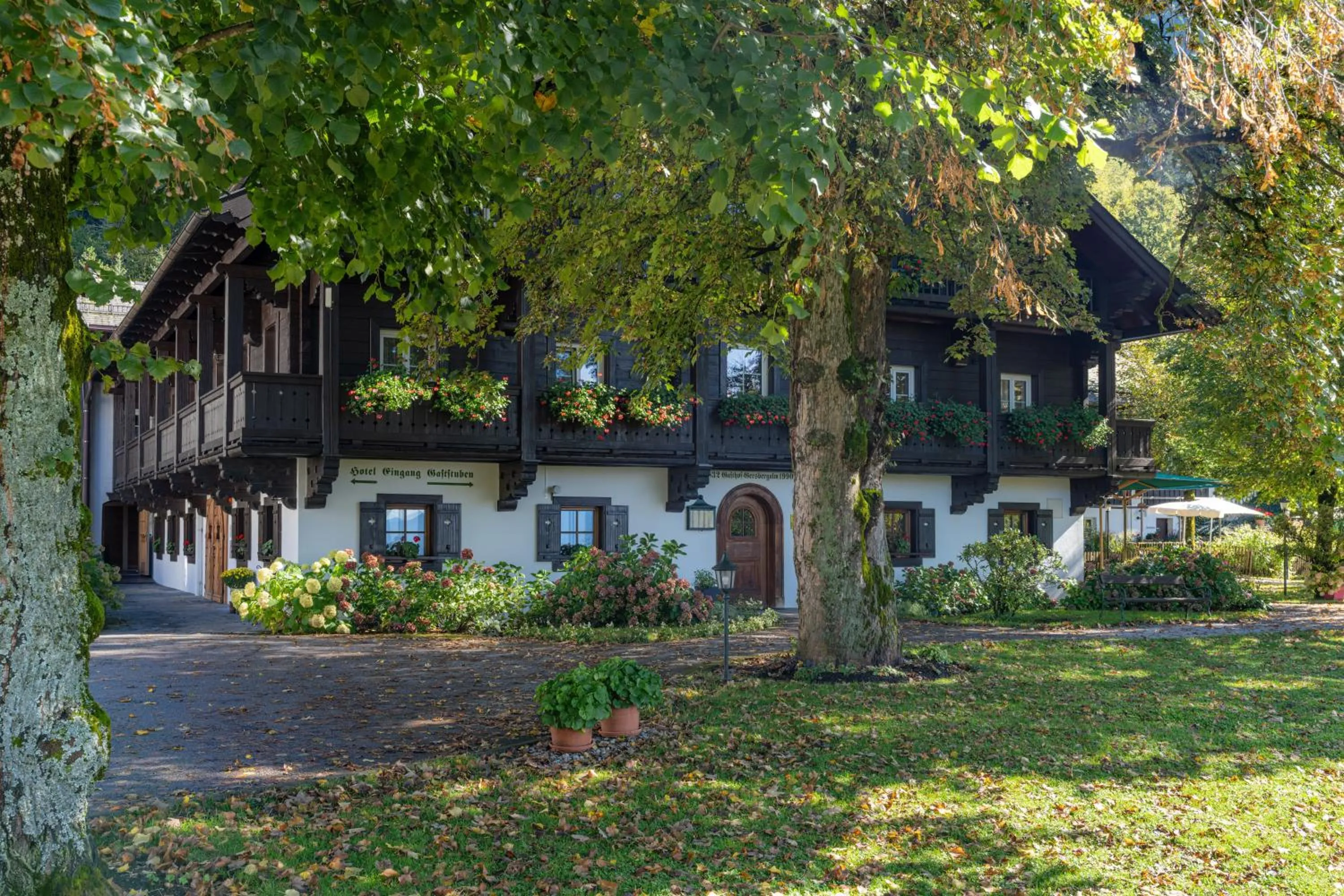 Facade/entrance in Romantik Hotel Die Gersberg Alm mit Panoramablick auf Salzburg