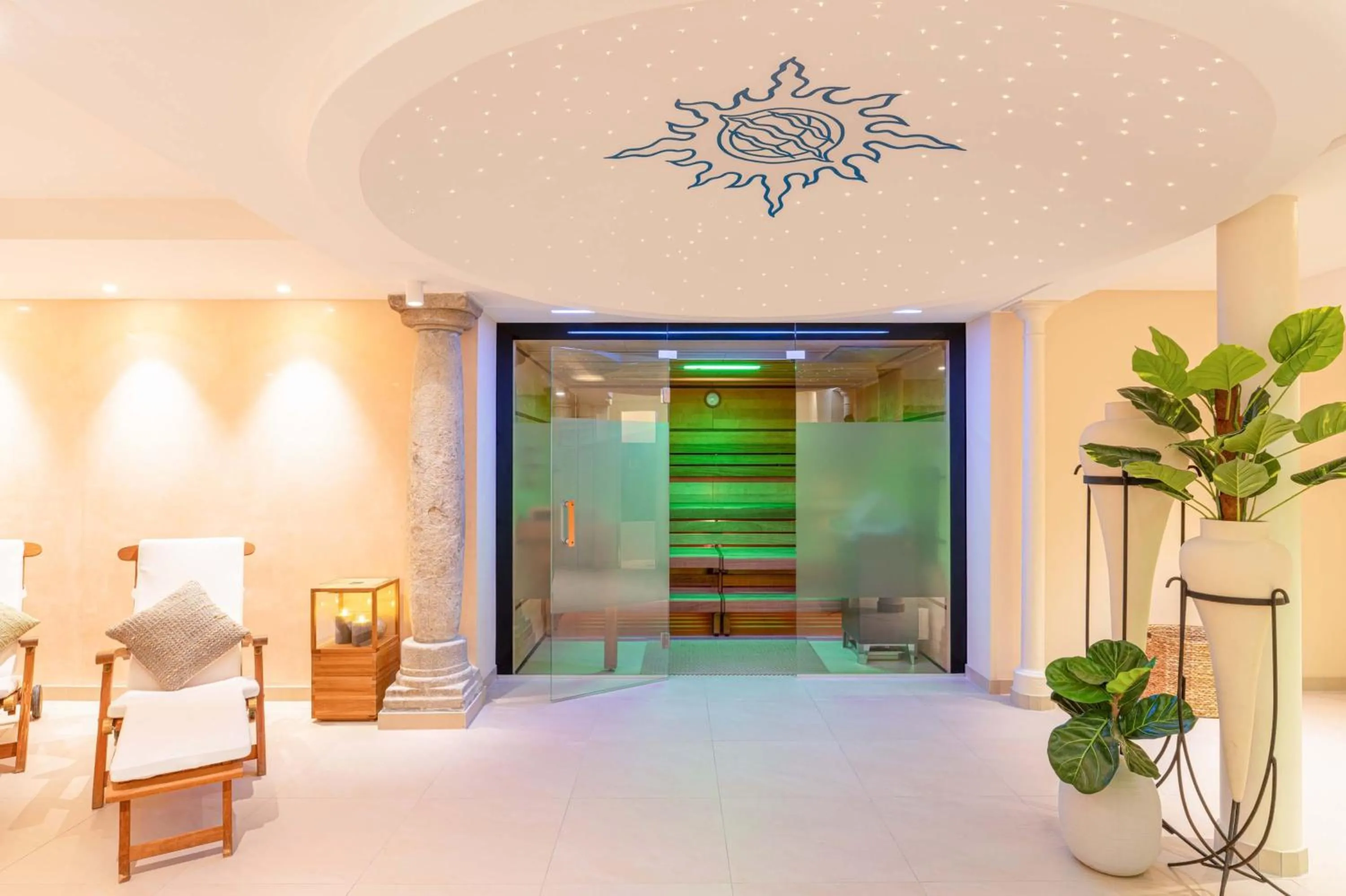 Sauna, Bed in Romantik Hotel Die Gersberg Alm mit Panoramablick auf Salzburg