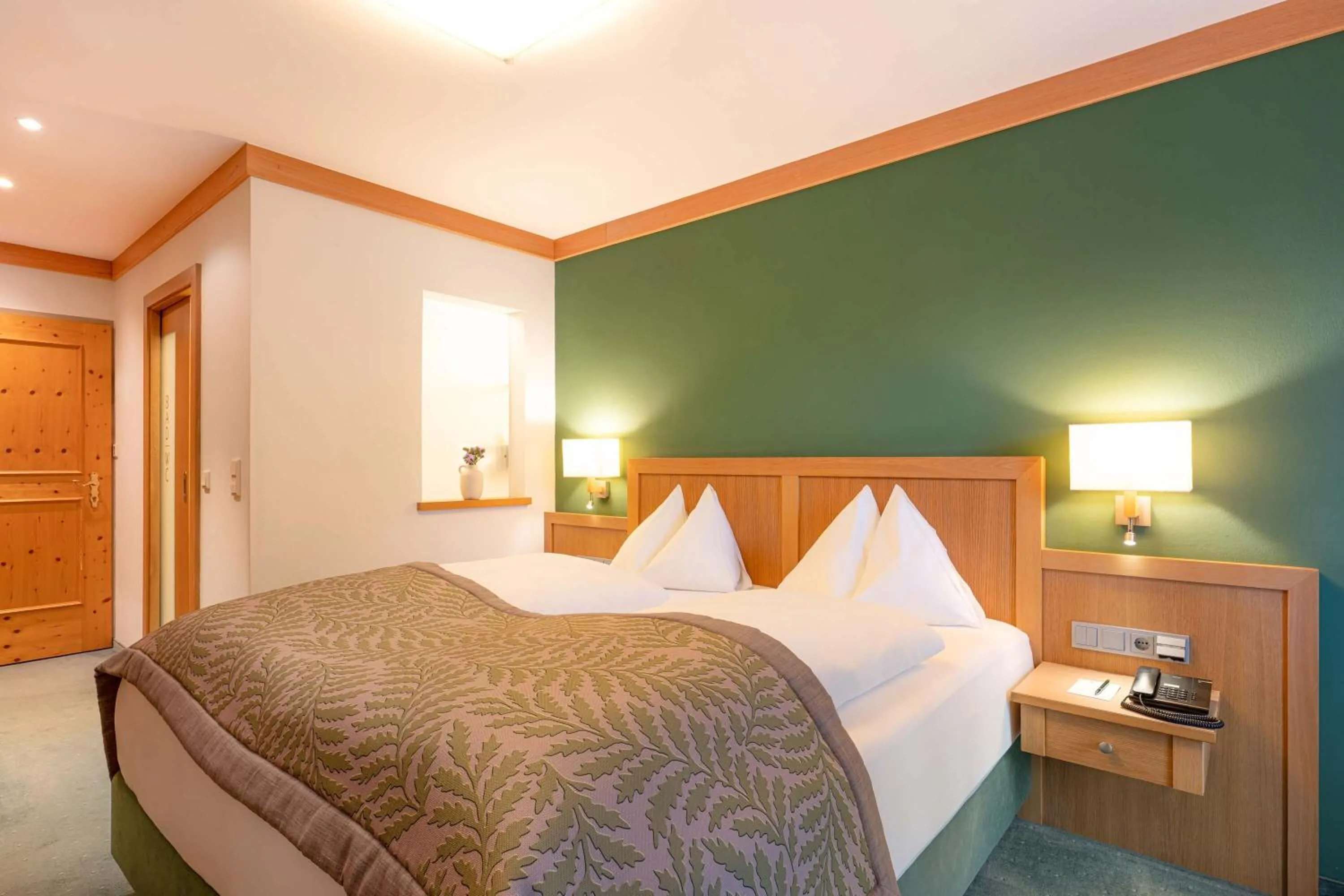 Bed in Romantik Hotel Die Gersberg Alm mit Panoramablick auf Salzburg