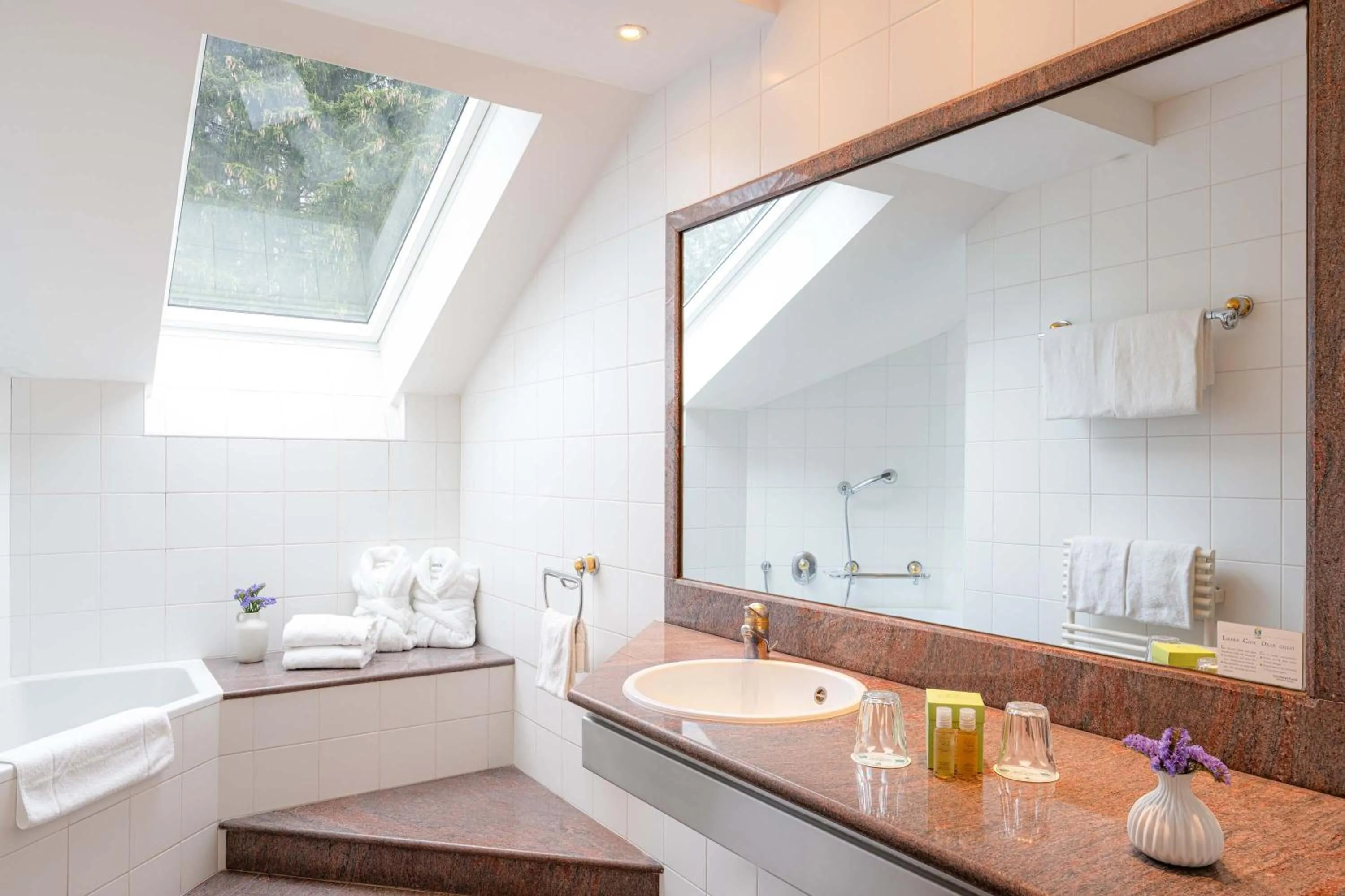 Bathroom in Romantik Hotel Die Gersberg Alm mit Panoramablick auf Salzburg