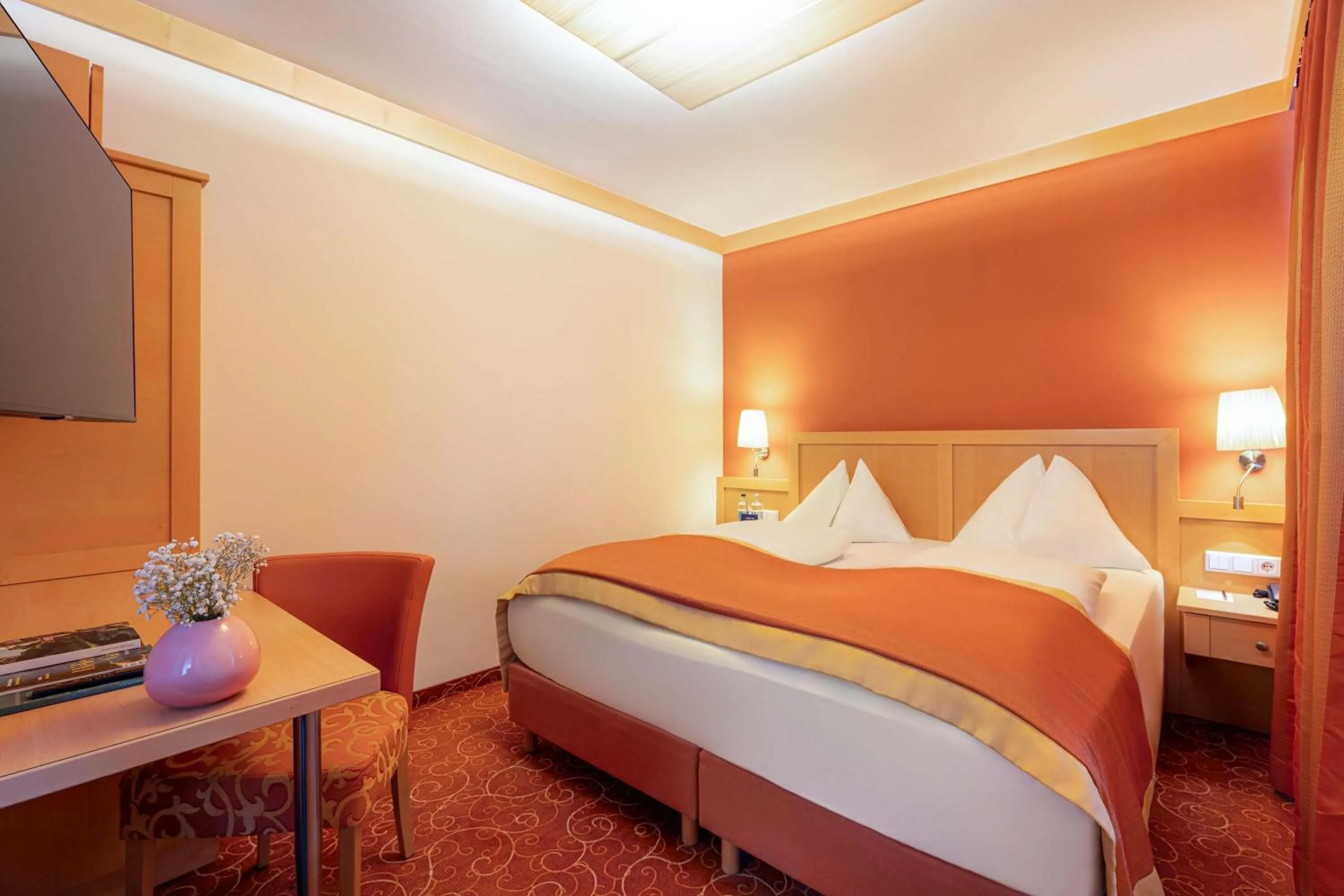 Bed in Romantik Hotel Die Gersberg Alm mit Panoramablick auf Salzburg