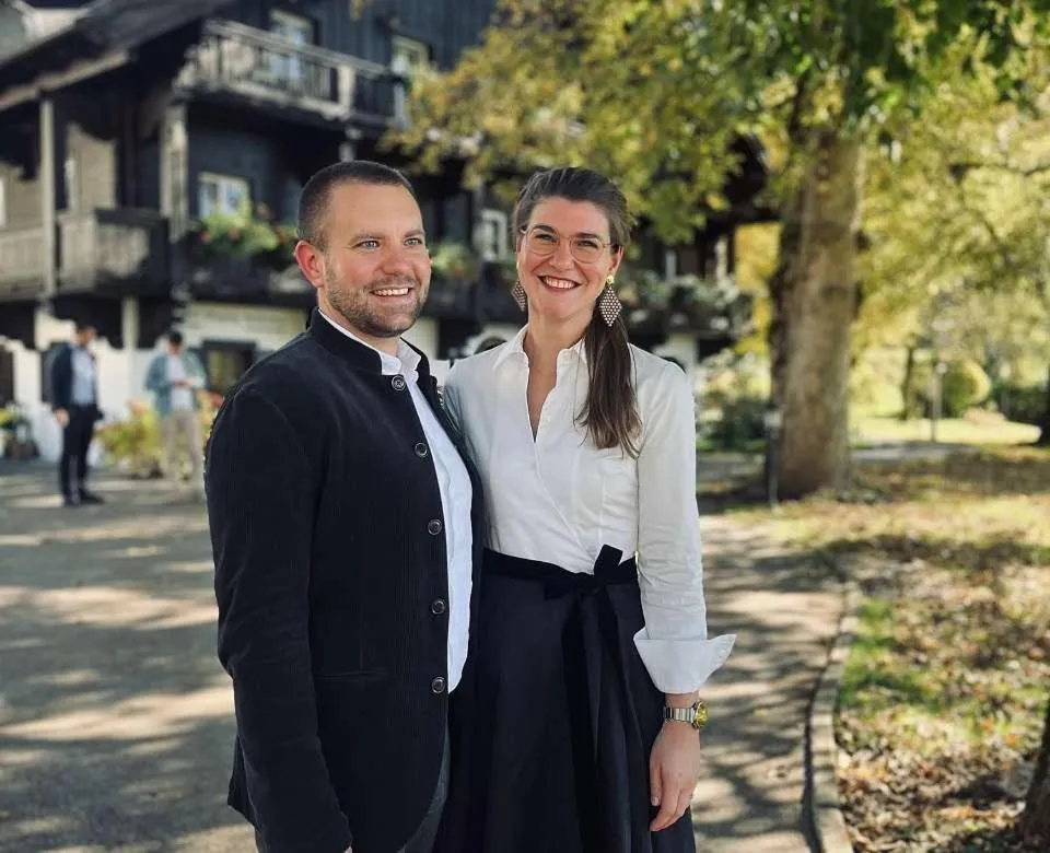 People in Romantik Hotel Die Gersberg Alm mit Panoramablick auf Salzburg
