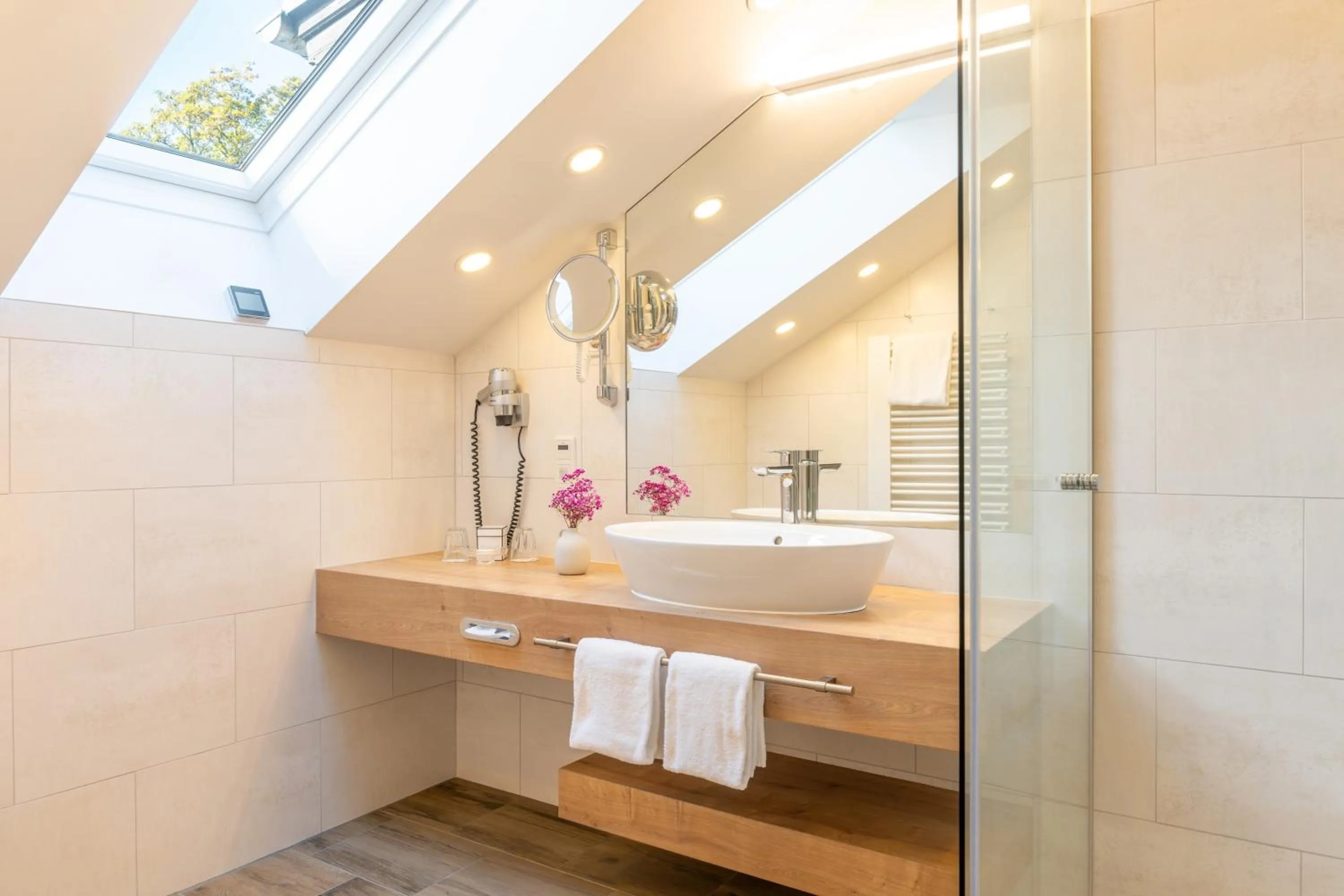 Shower in Romantik Hotel Die Gersberg Alm mit Panoramablick auf Salzburg