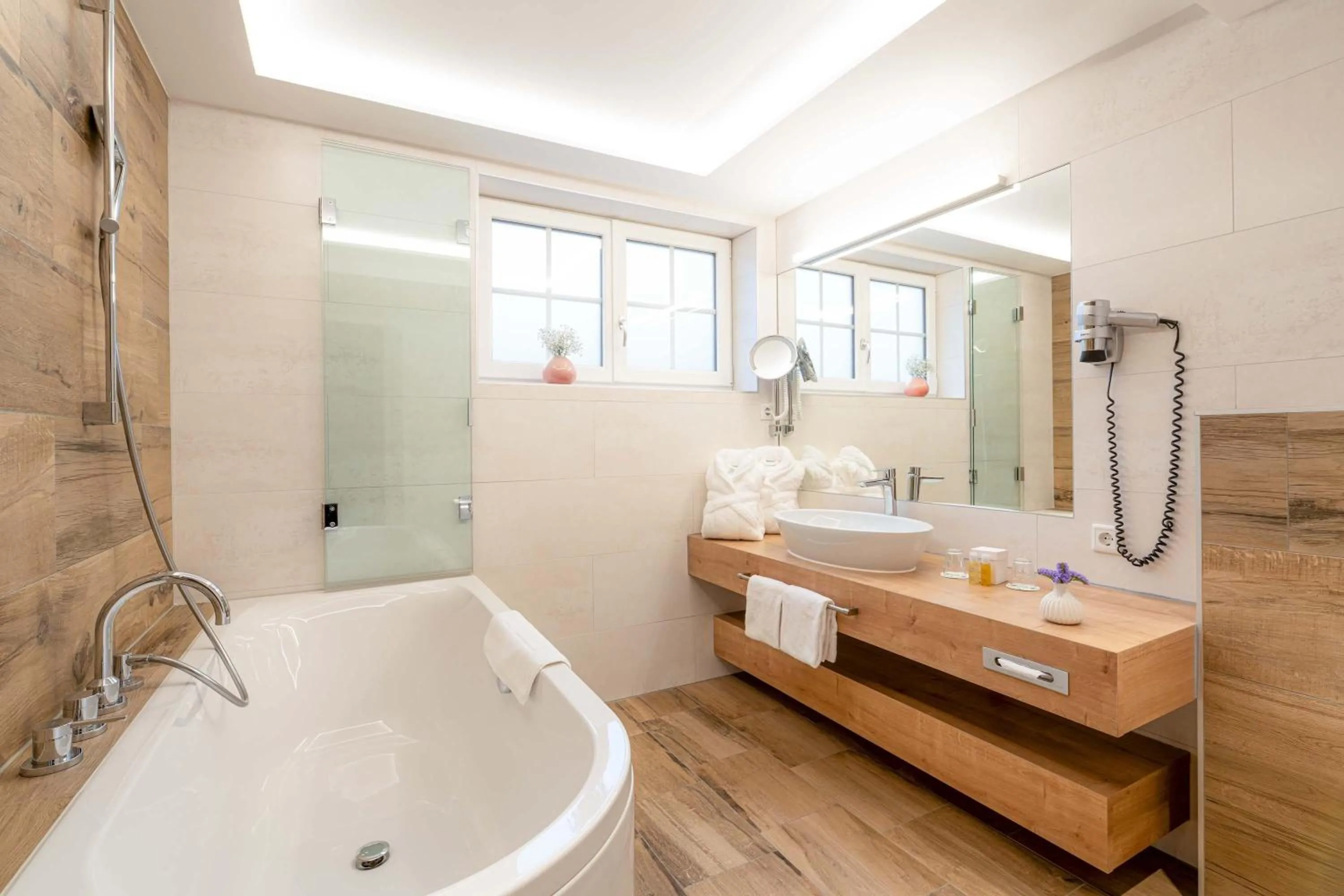 Bathroom in Romantik Hotel Die Gersberg Alm mit Panoramablick auf Salzburg