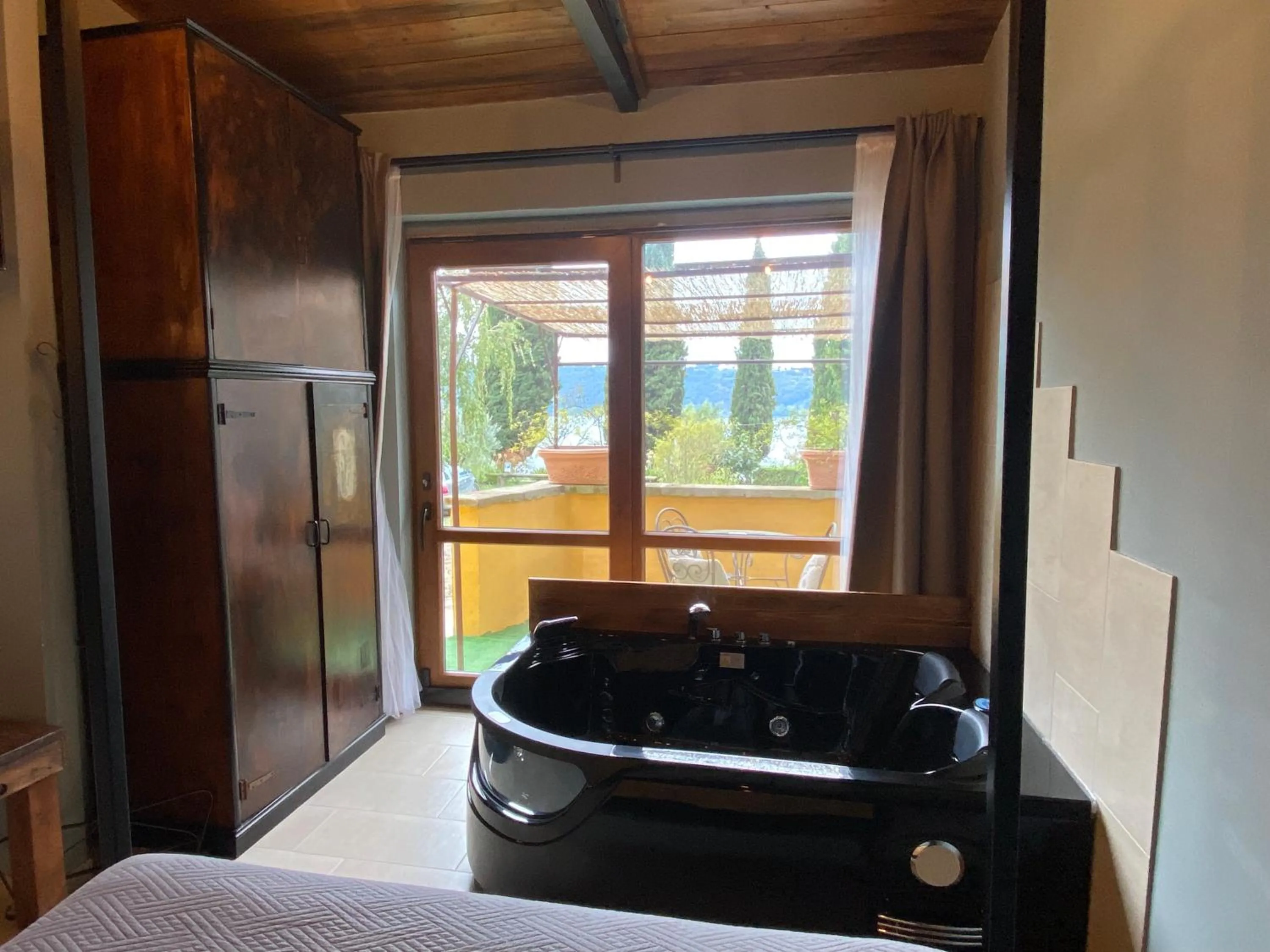 Hot Tub, Bed in Il Nido del Falco