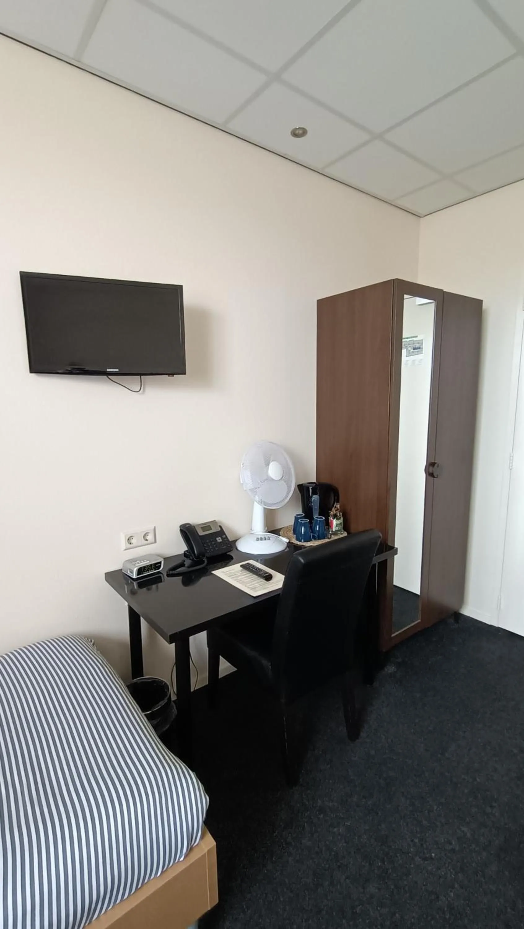 Coffee/tea facilities, Bed in Hotel Rozenburg