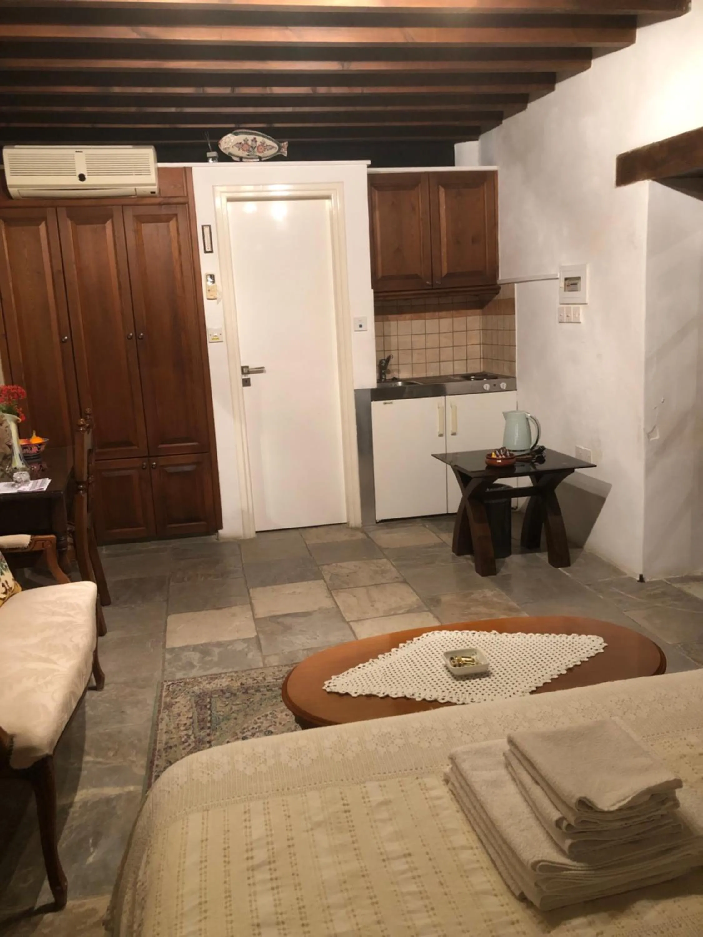 Kitchen or kitchenette, Bed in Niki's House