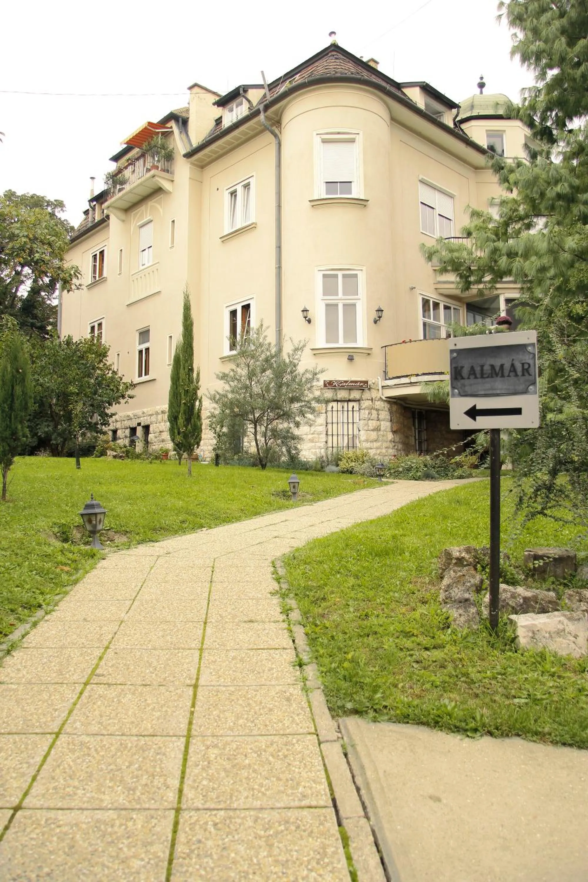 Property building in Kalmár Panzió