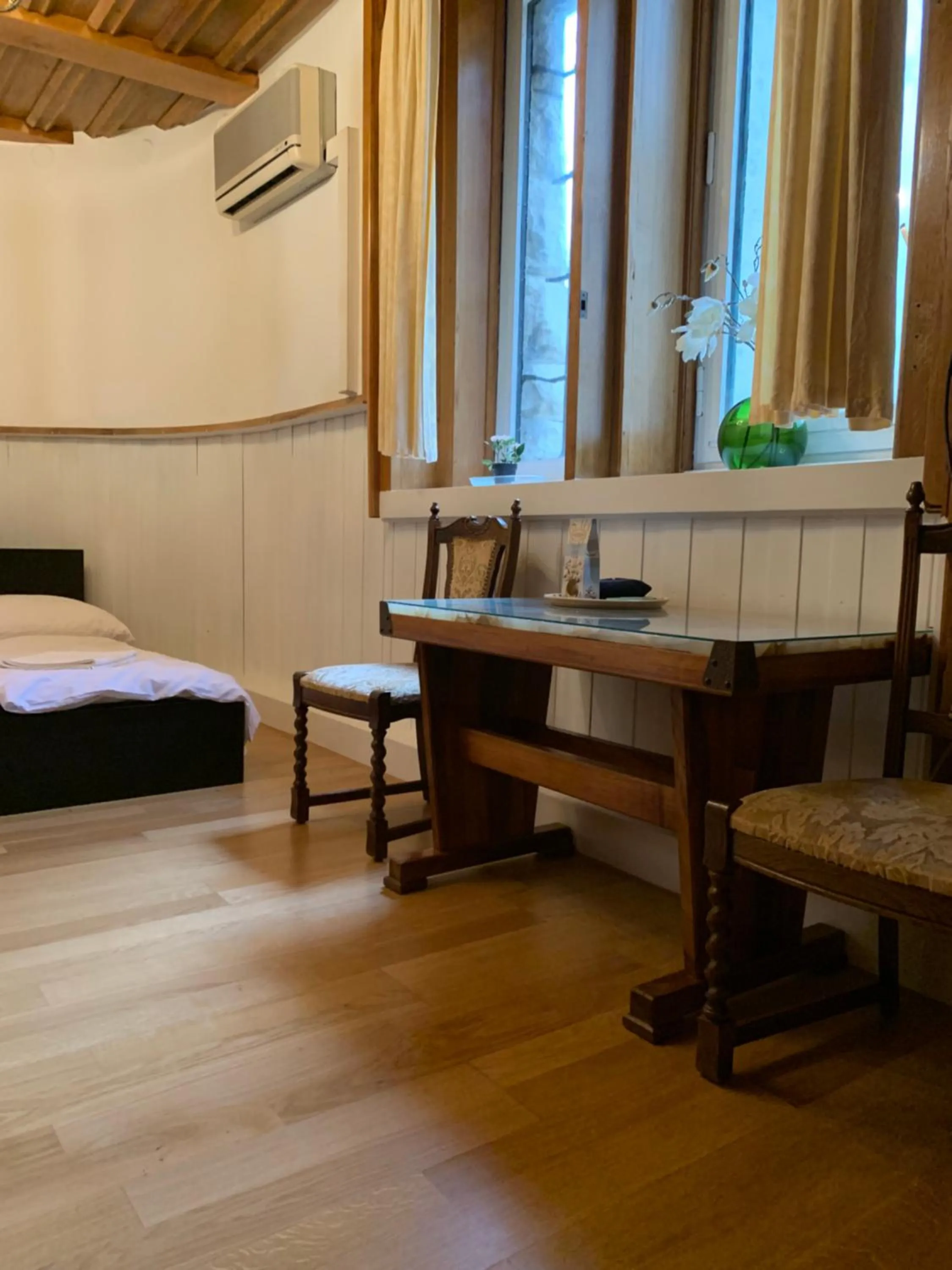 Photo of the whole room, Bed in Kalmár Panzió
