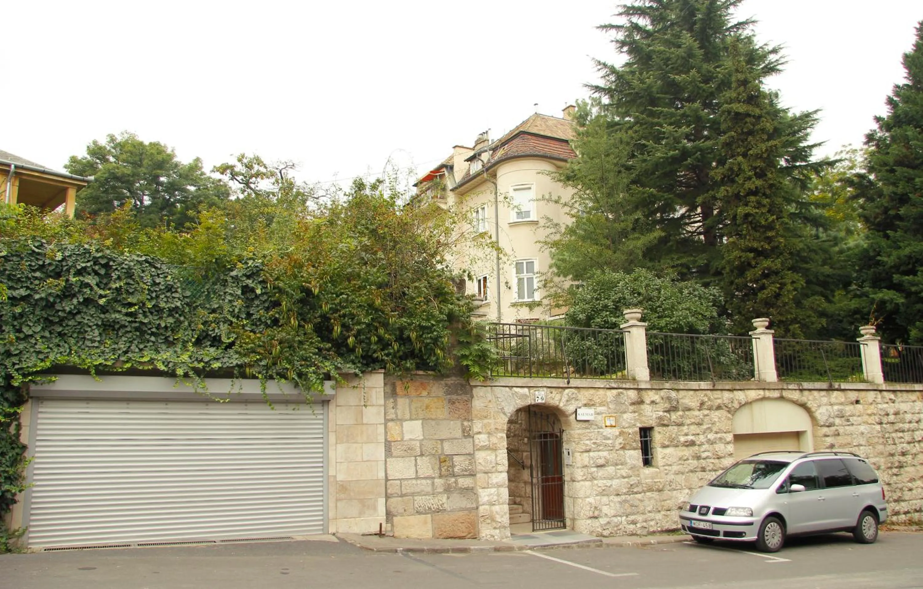 Parking in Kalmár Panzió