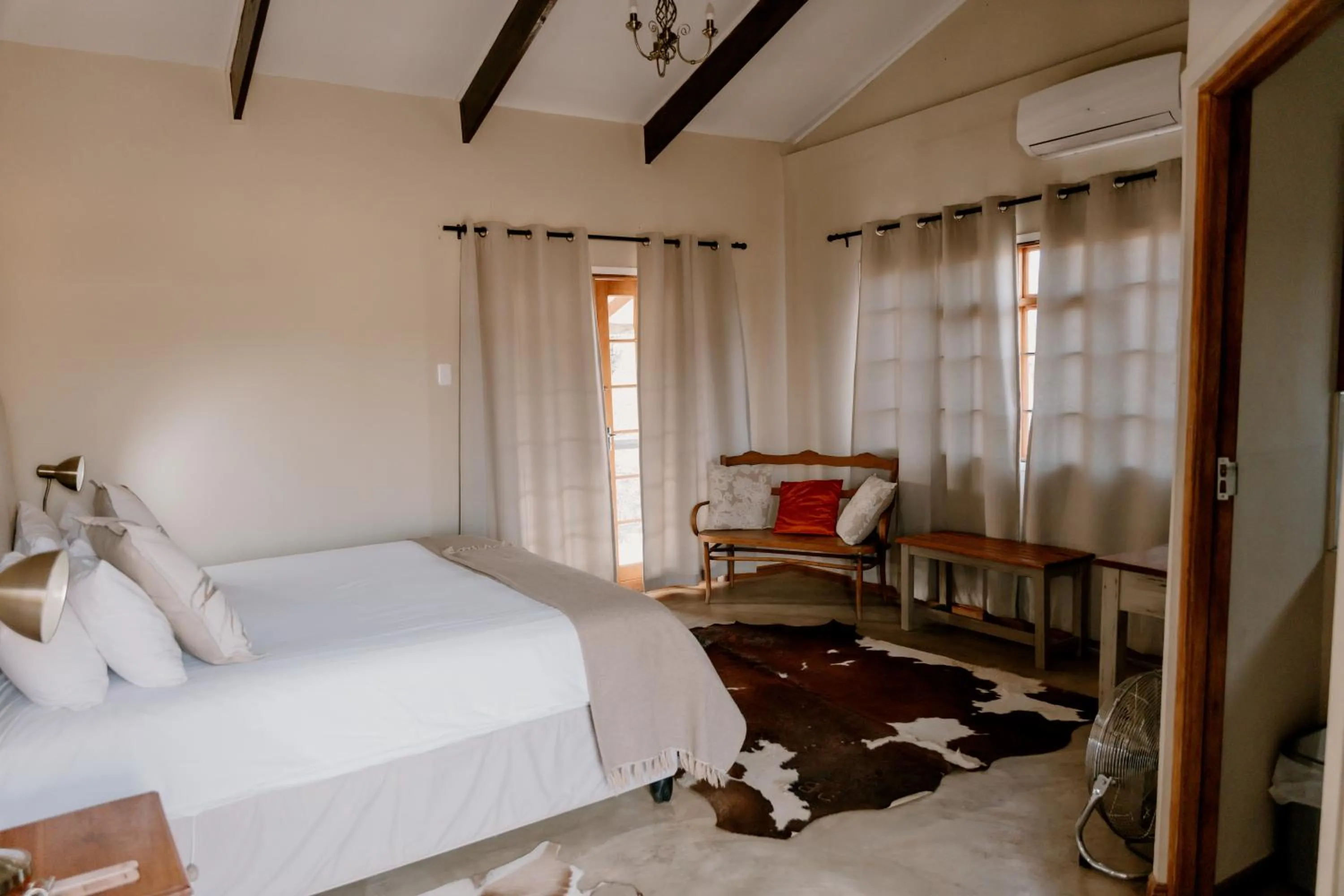 Bed in Chandelier Game Lodge