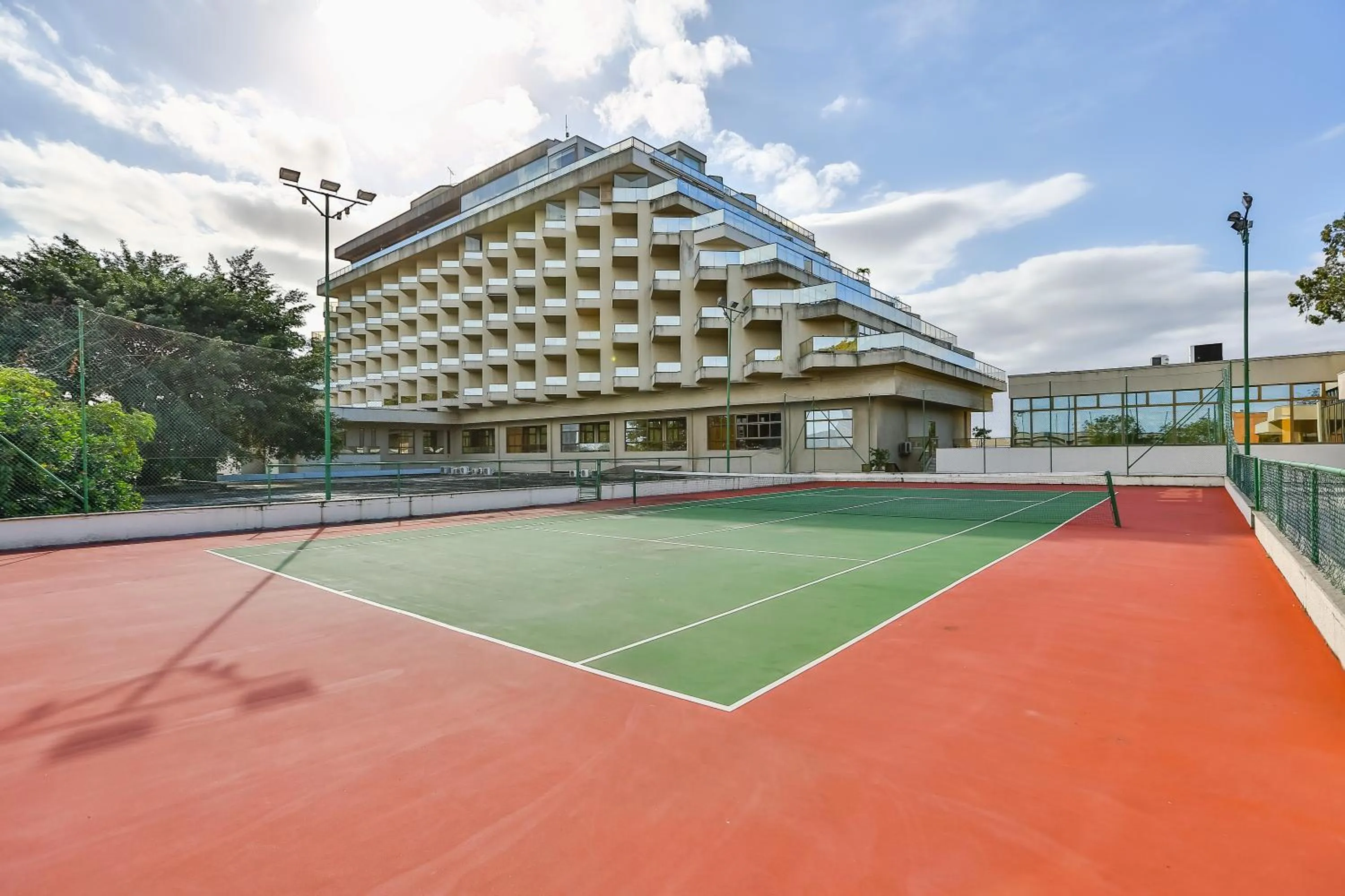 Tennis court in Hotel Orizzonte Niteroi by Atlantica