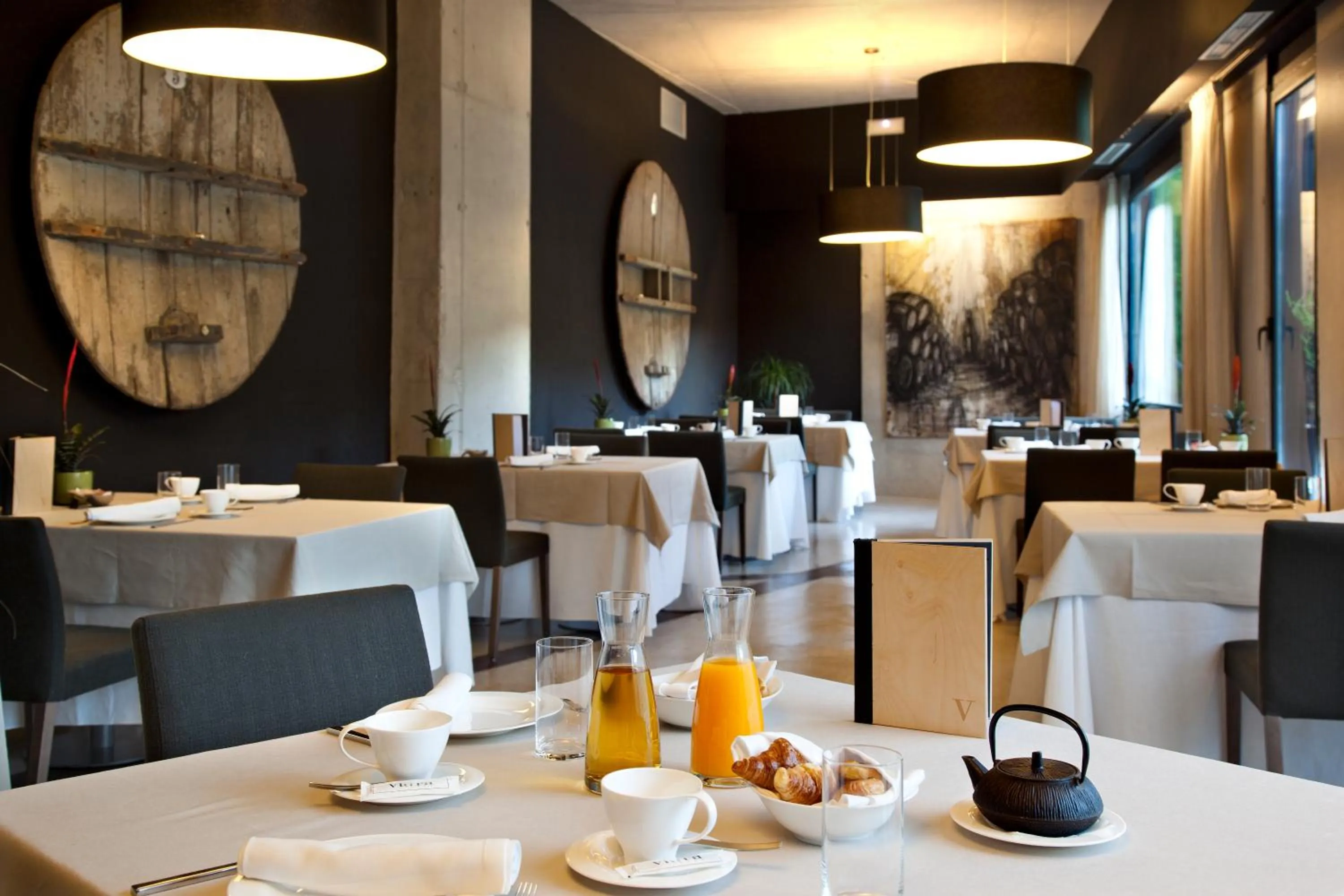 Restaurant/places to eat in Hotel Viura
