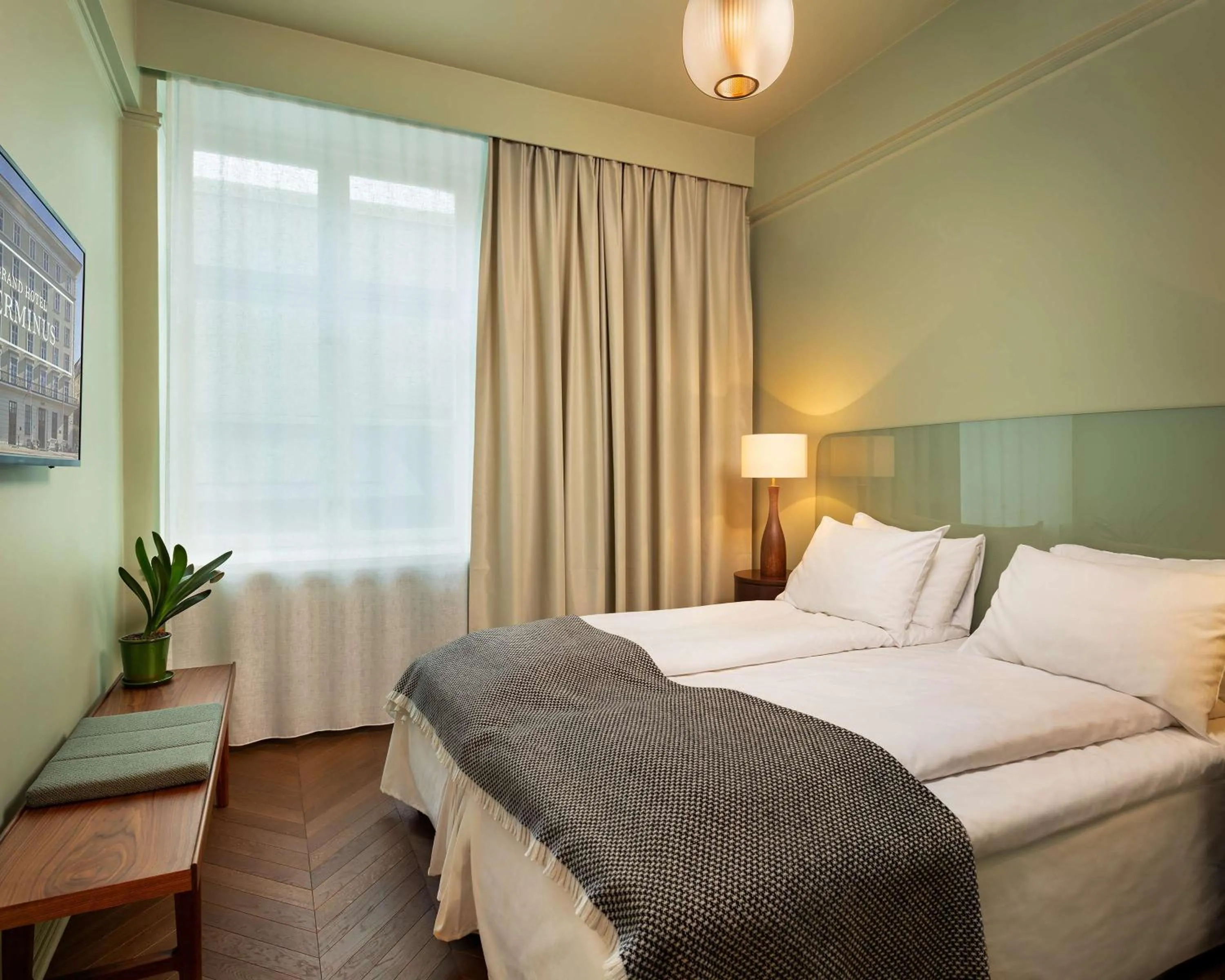 Photo of the whole room, Bed in Grand Hotel Terminus