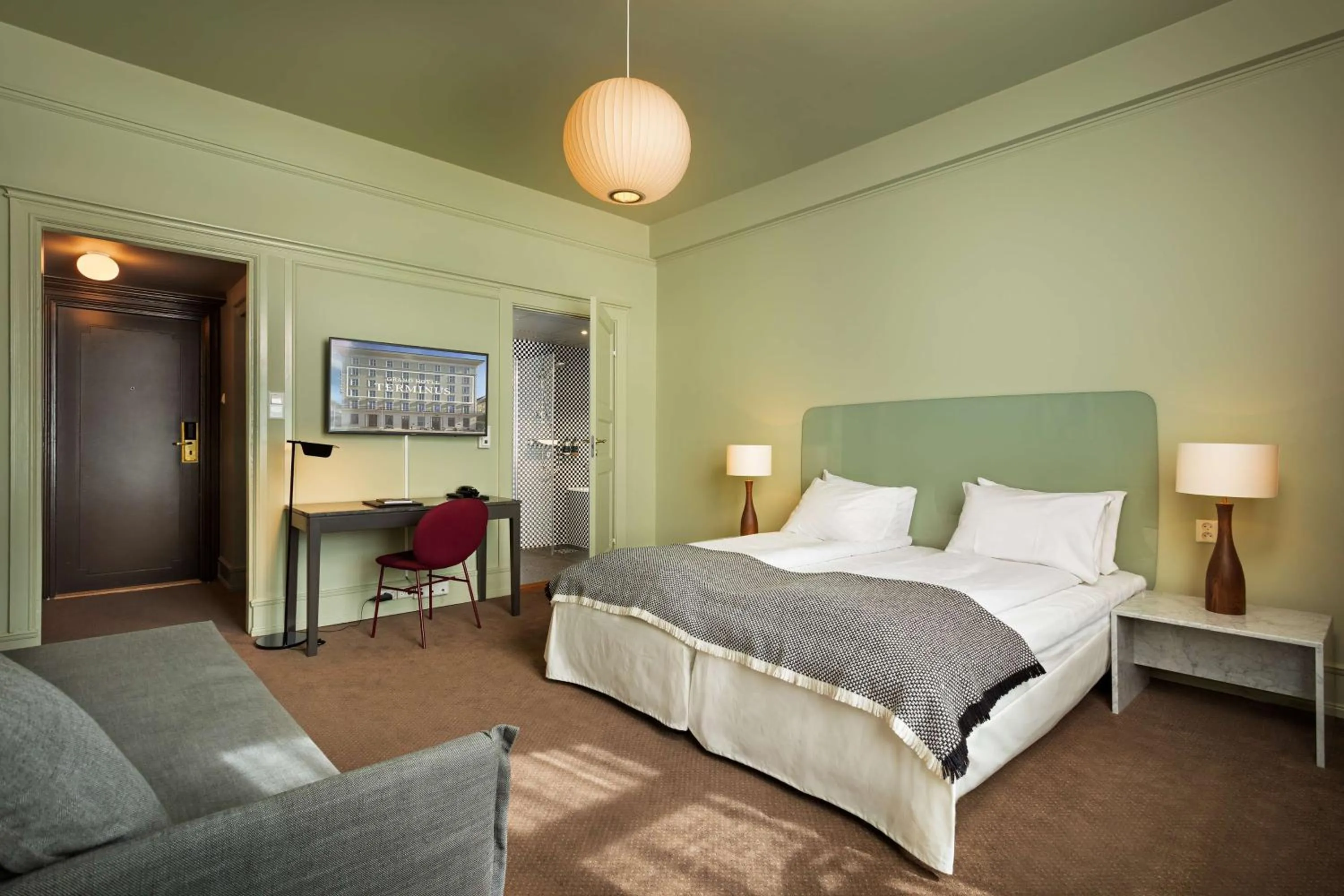 Photo of the whole room, Bed in Grand Hotel Terminus