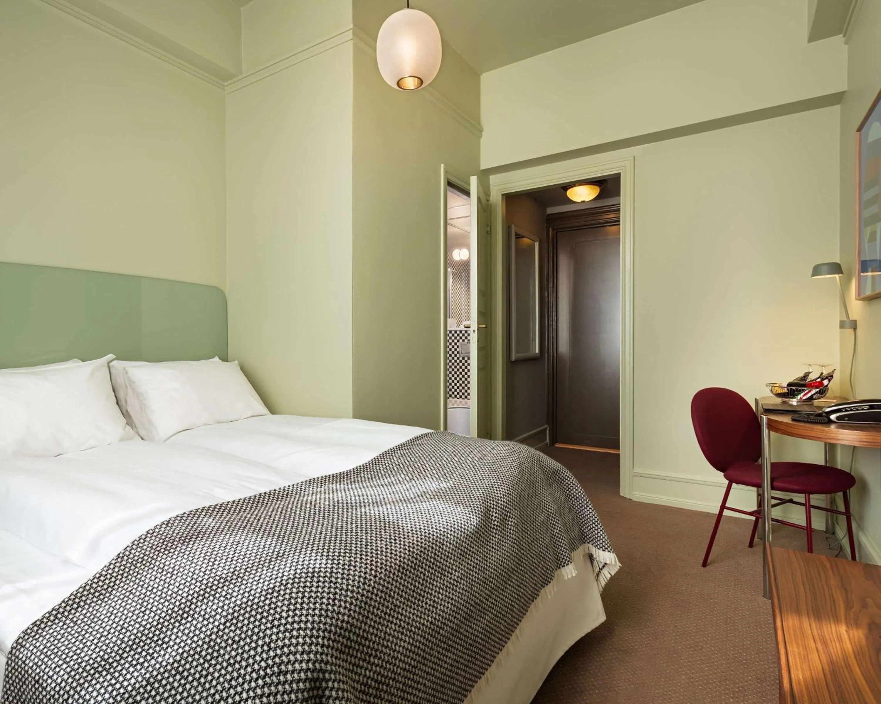 Photo of the whole room, Bed in Grand Hotel Terminus