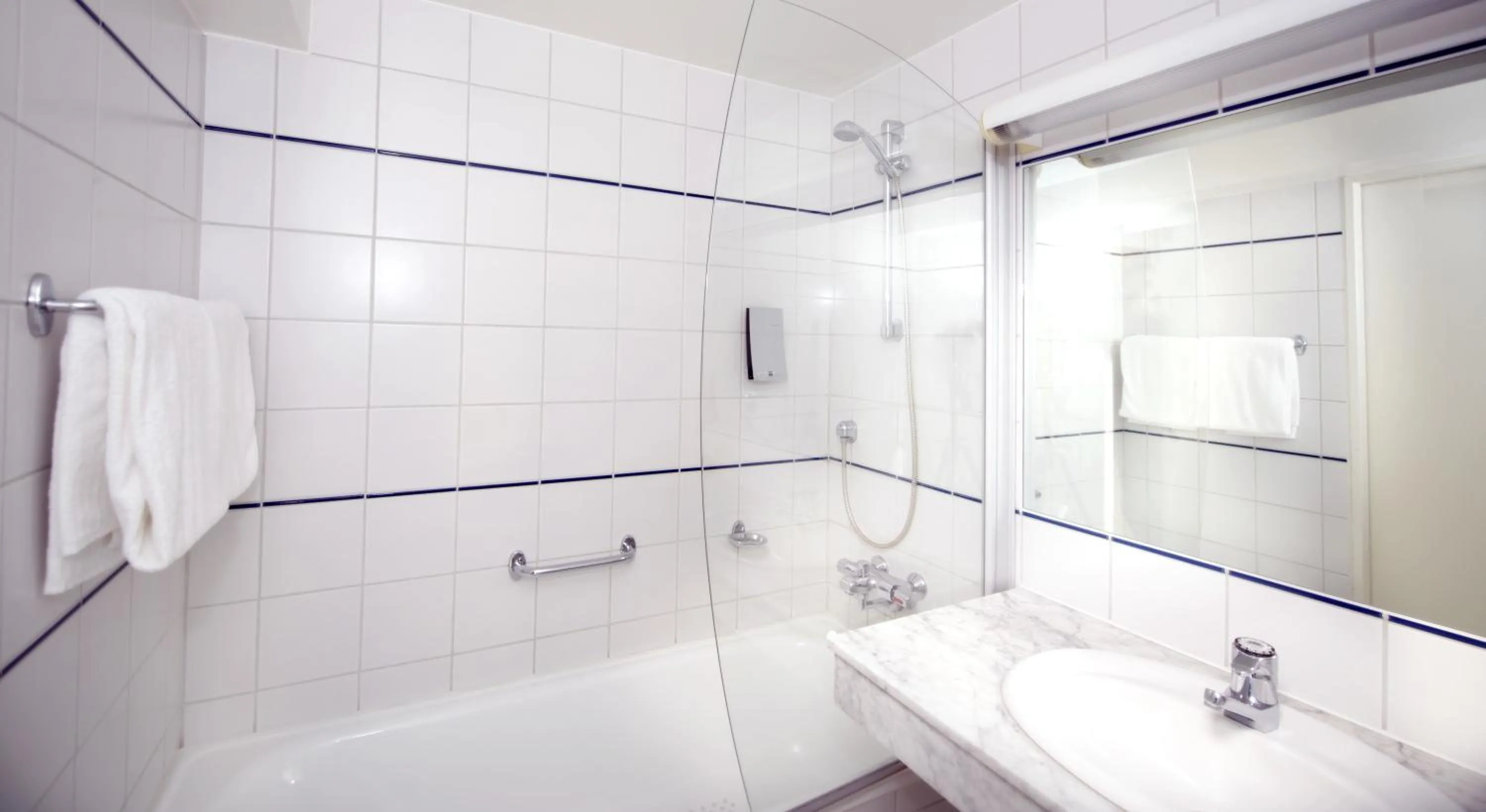 Shower in Home Hotel Arcticus