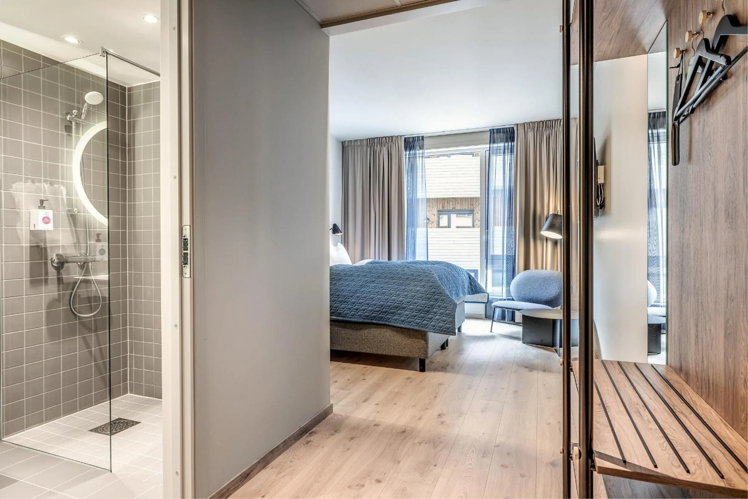 Bathroom, Bed in Quality Hotel Grand Larvik
