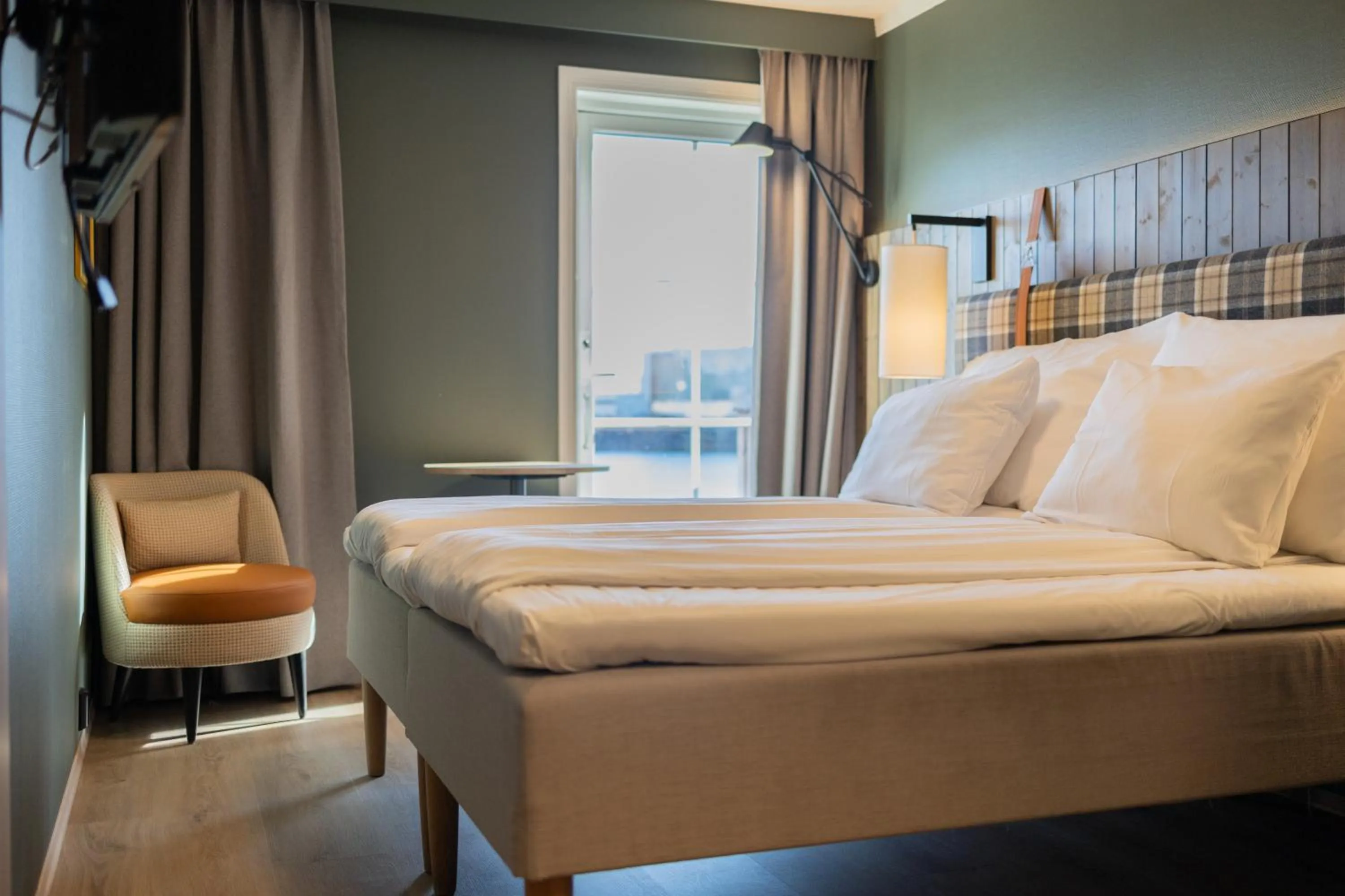 Photo of the whole room, Bed in Scandic Svolvær