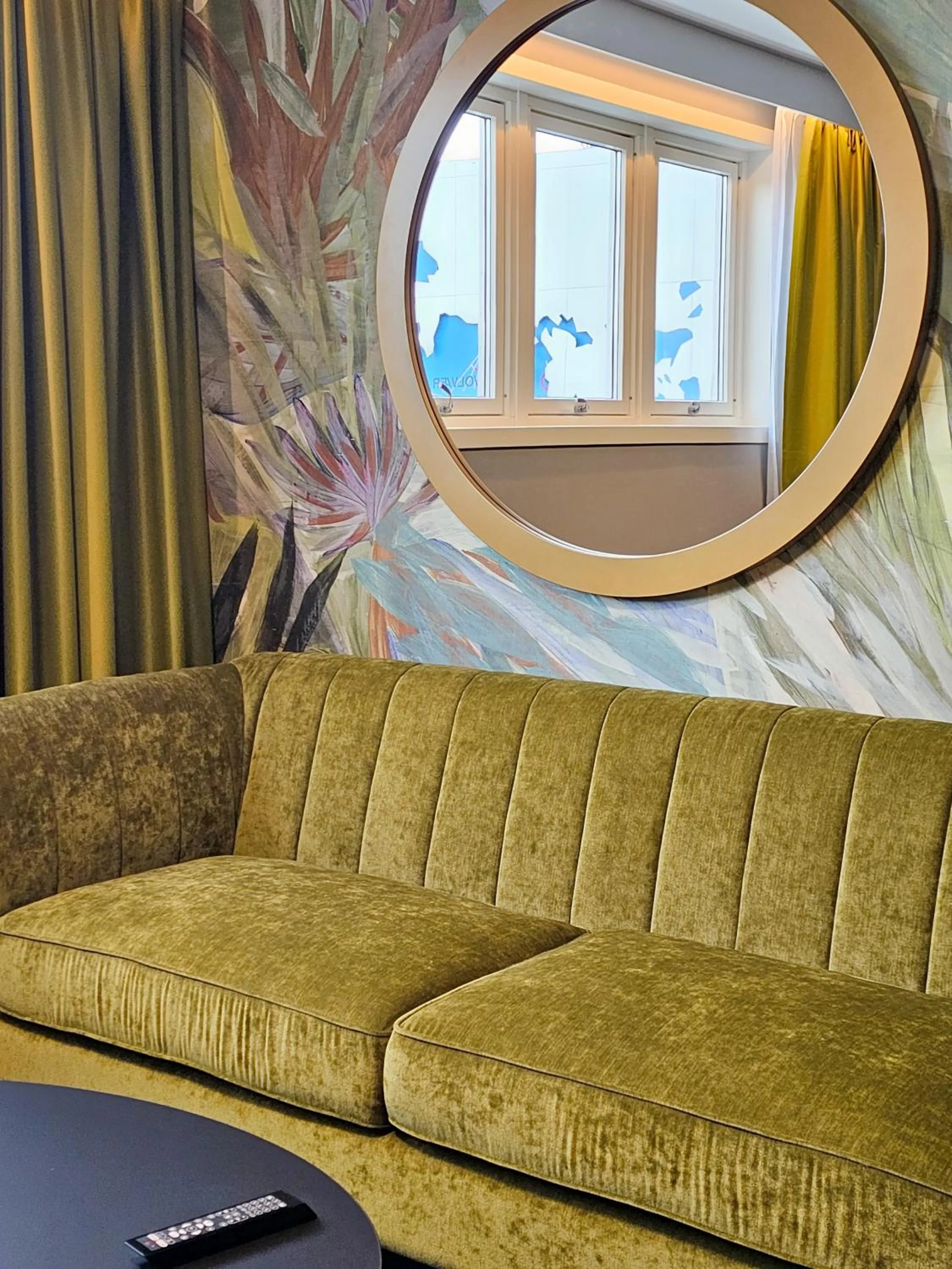 Seating area in Thon Hotel Lofoten