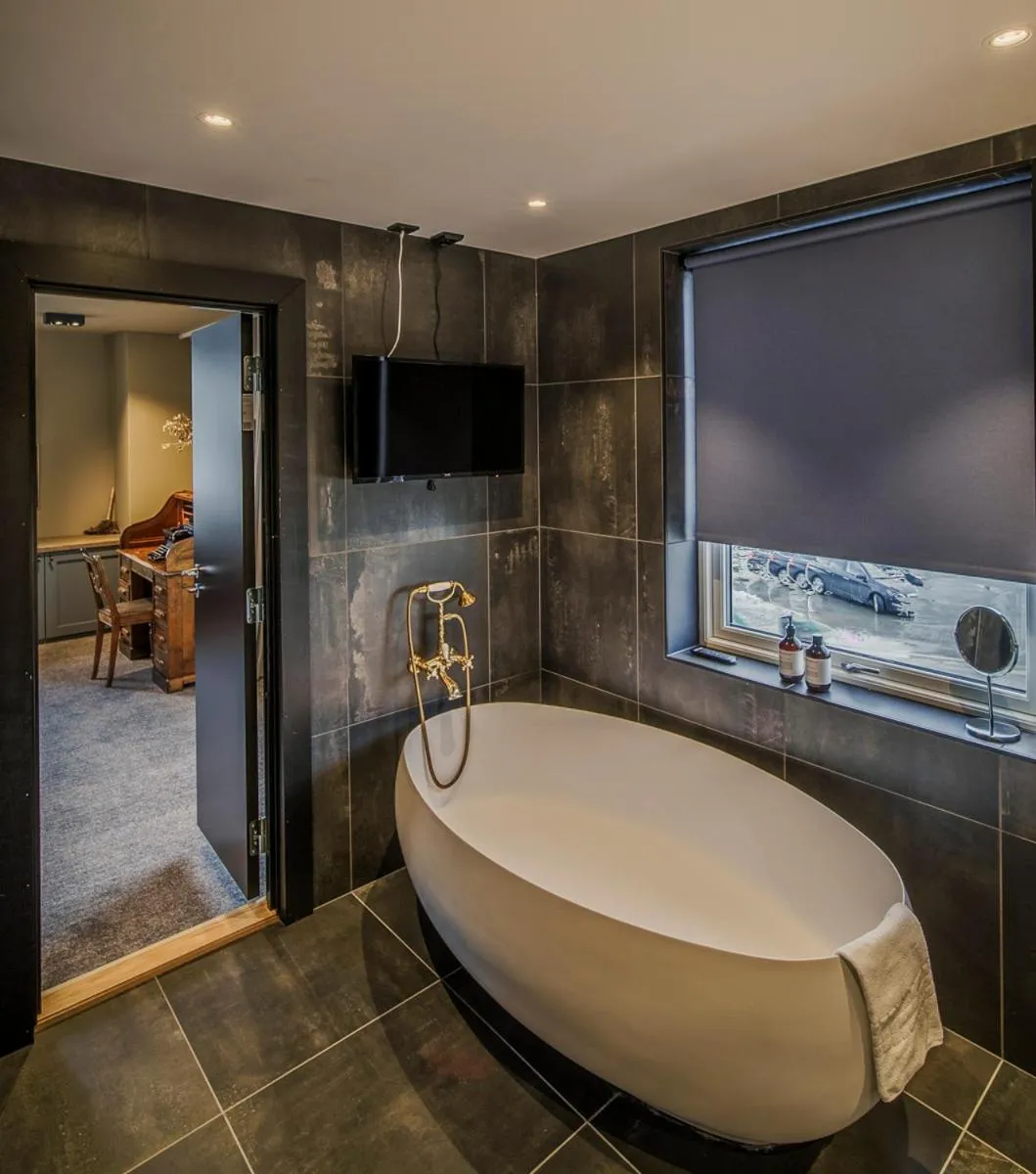 Bath in Villa Vågå - by Classic Norway Hotels