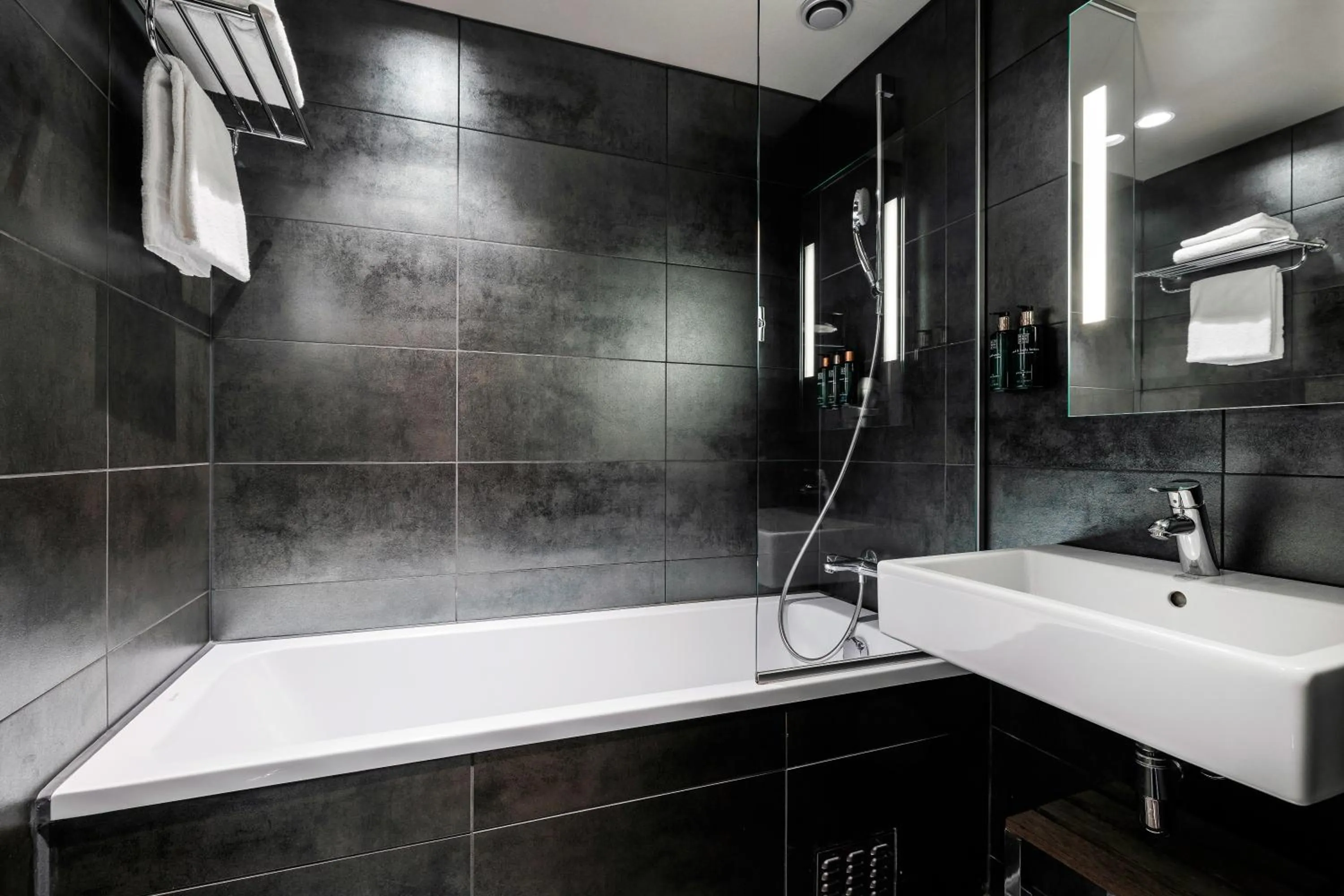 Bath in Home Hotel Folketeateret