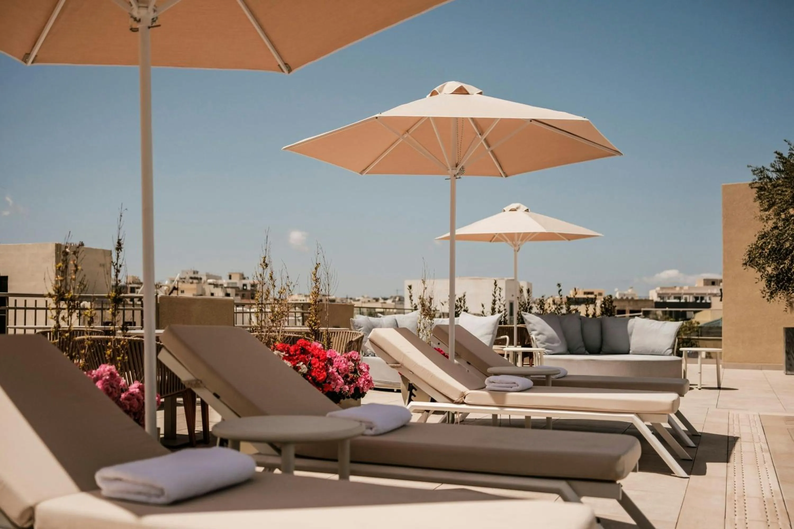 Swimming pool in Courtyard by Marriott Sliema