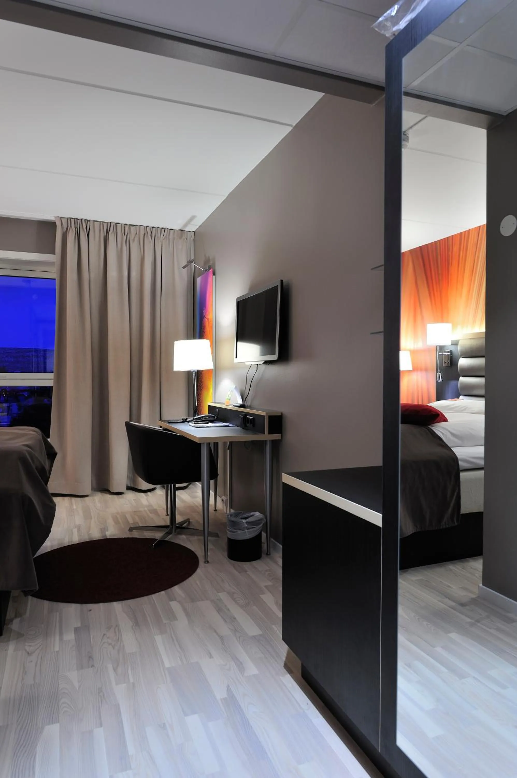 TV and multimedia, Bed in Quality Hotel Grand Royal