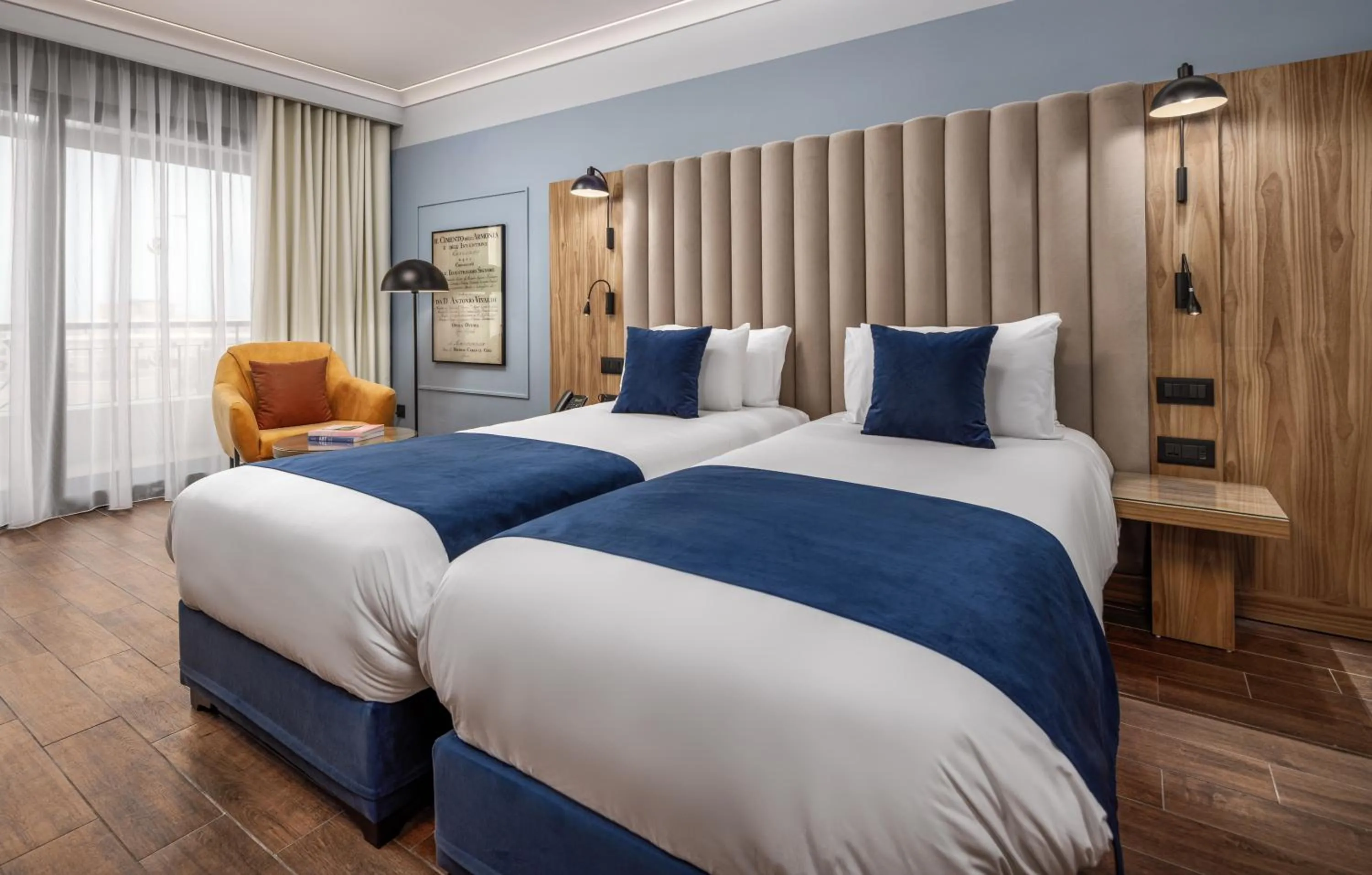 Property building, Bed in Vivaldi Hotel