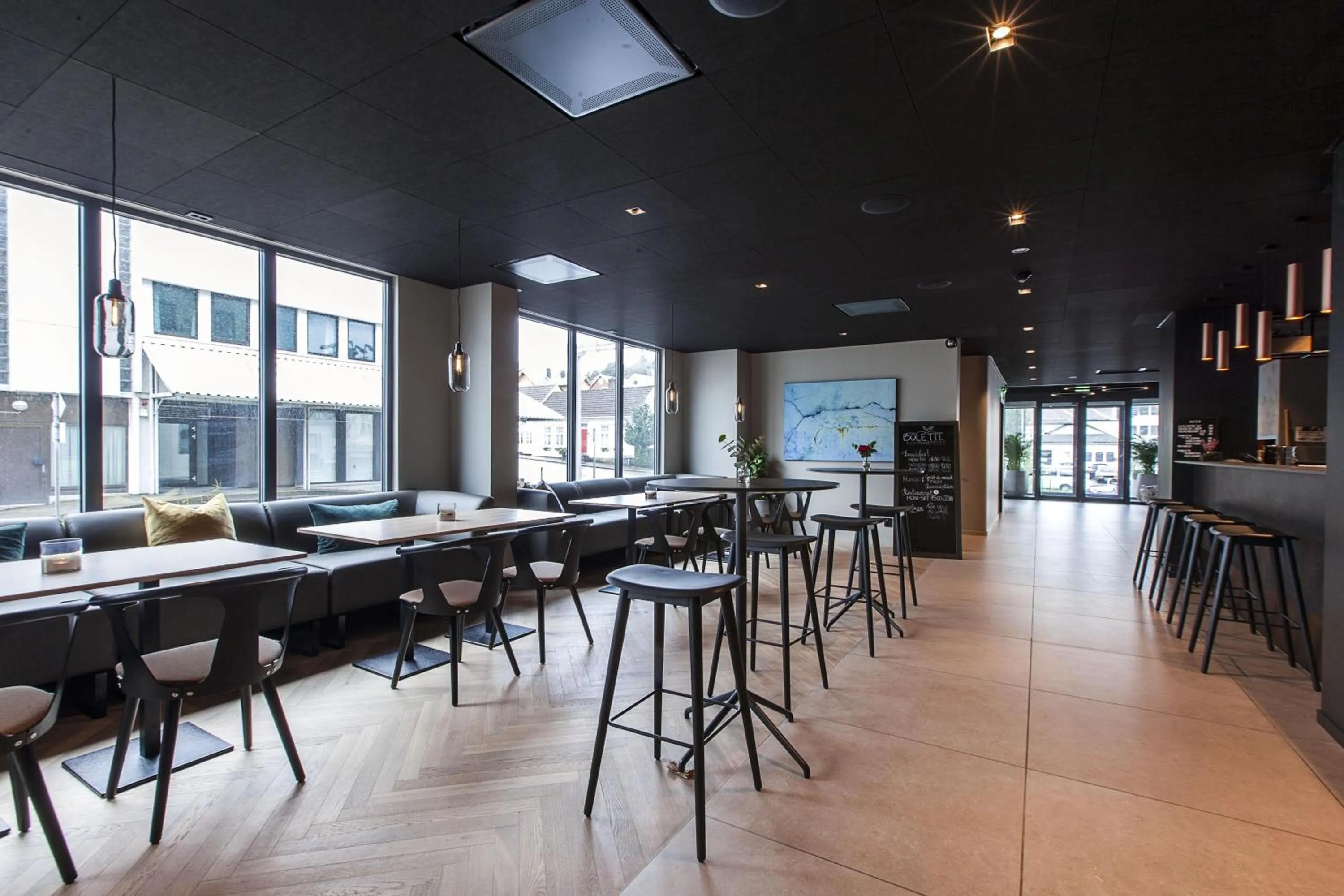 Lounge or bar in Scandic Victoria Florø