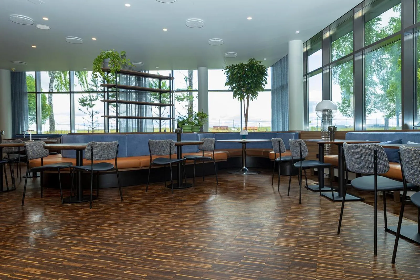 Restaurant/places to eat in Comfort Hotel RunWay