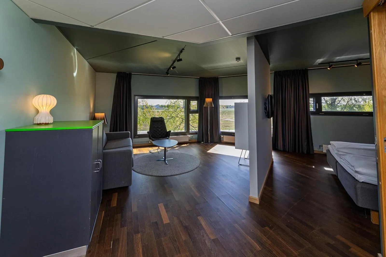 Seating area, Bed in Comfort Hotel RunWay