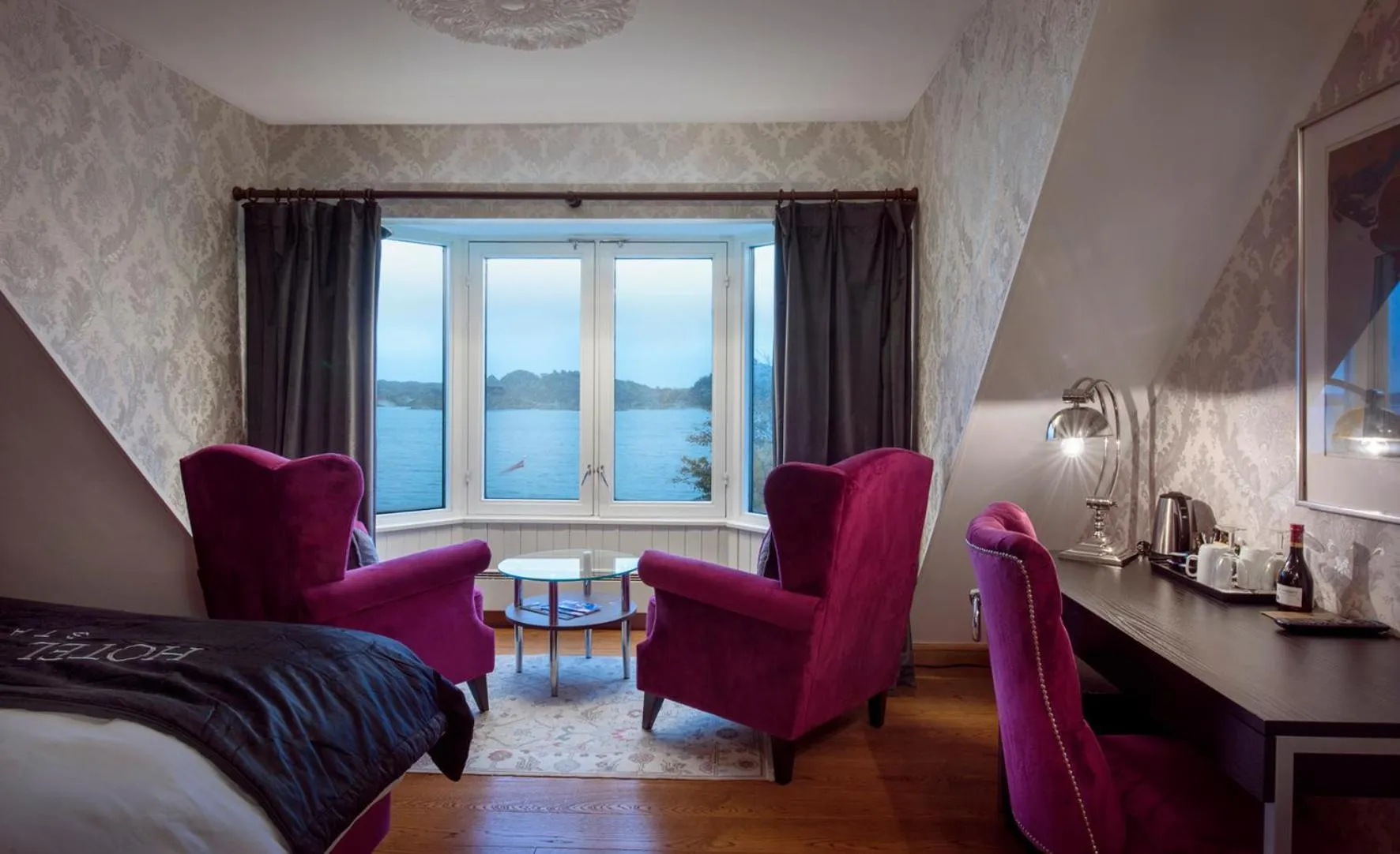 Sea view, Bed in Hotel Wassilioff - Unike Hoteller