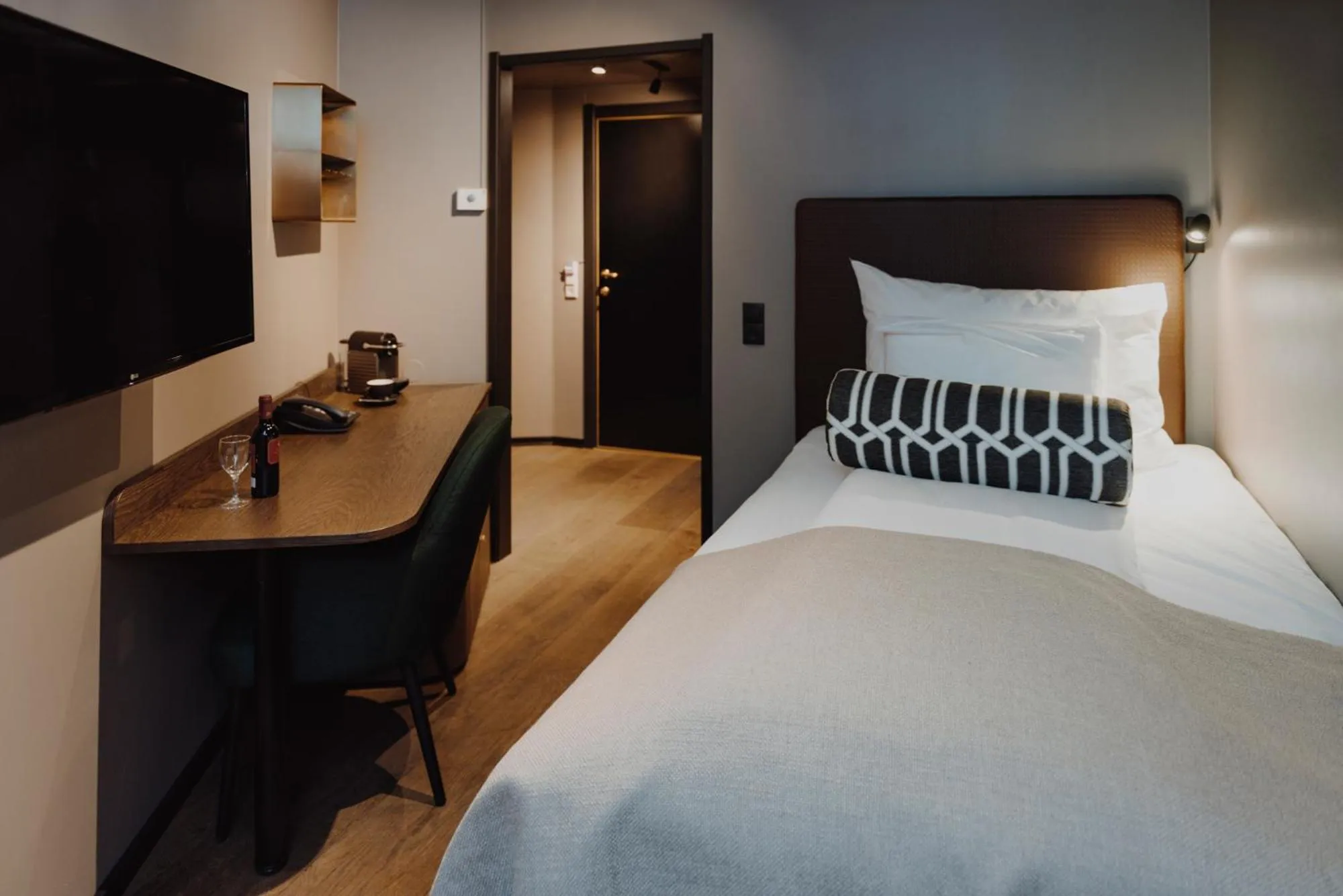 Bedroom, Bed in Funken Lodge