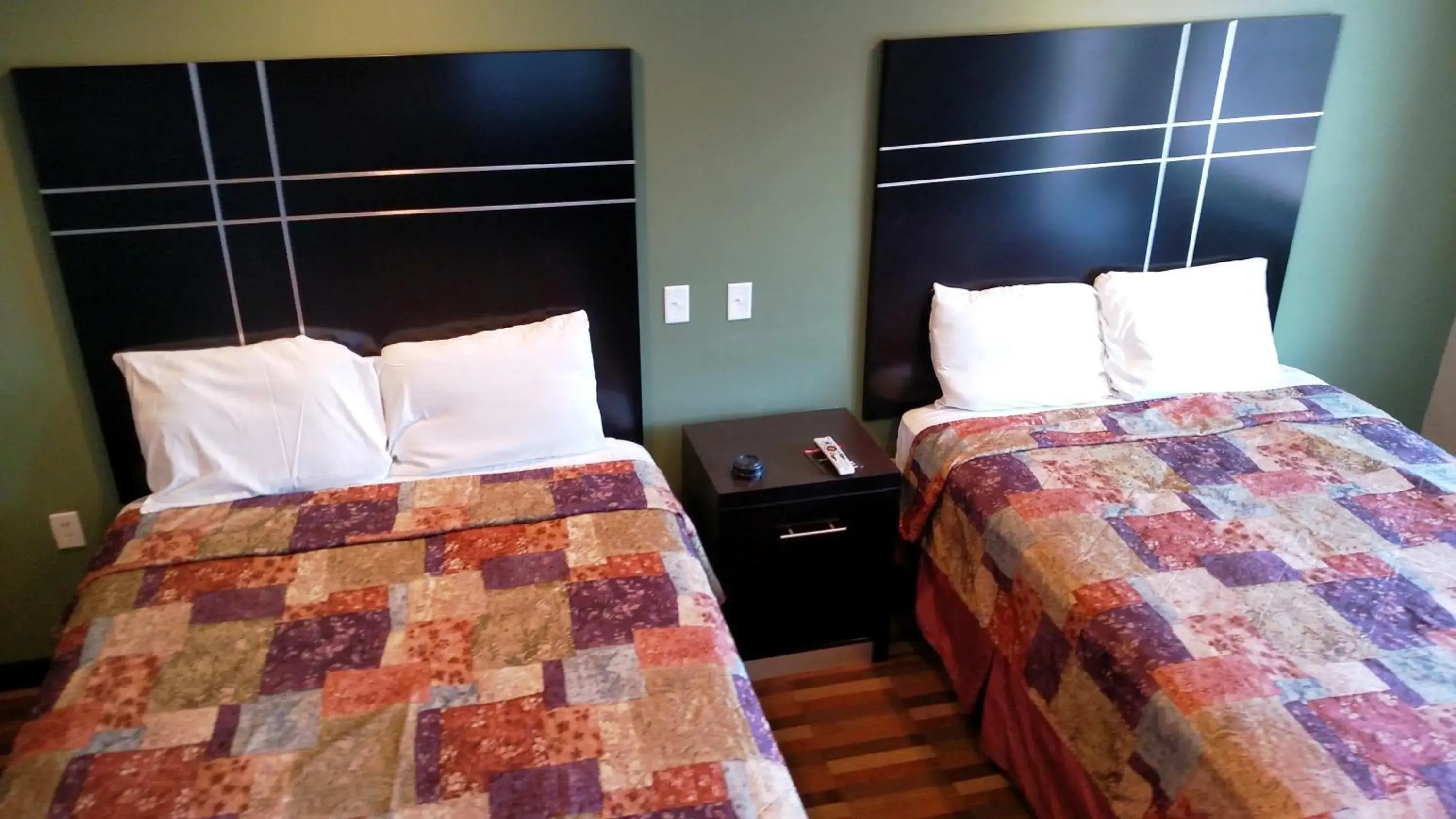 Standard Queen Room with Two Queen Beds in Gene's Motel Standard Queen Room with Two Queen Beds in Gene's Motel