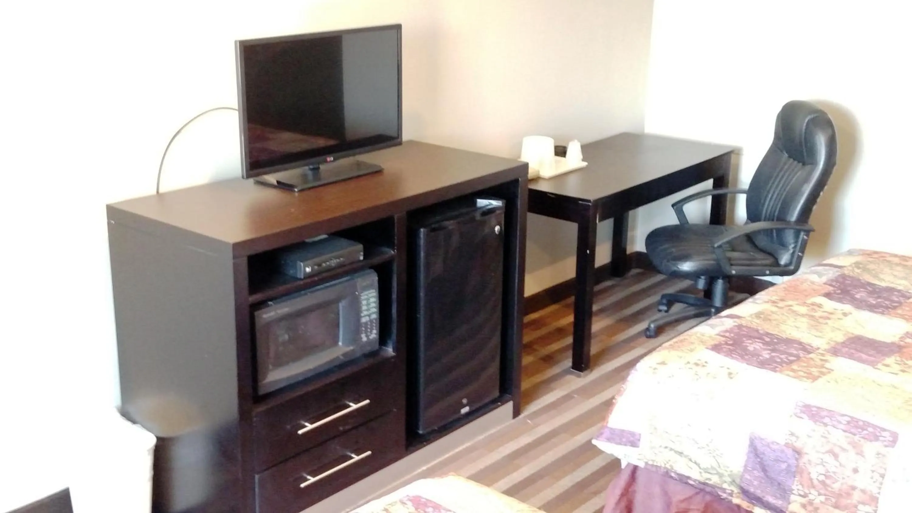 TV and multimedia, Bed in Gene's Motel