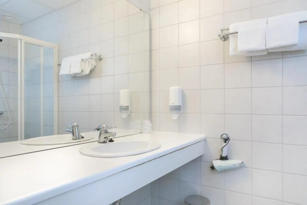 Bathroom in Aalesund Airport Hotel