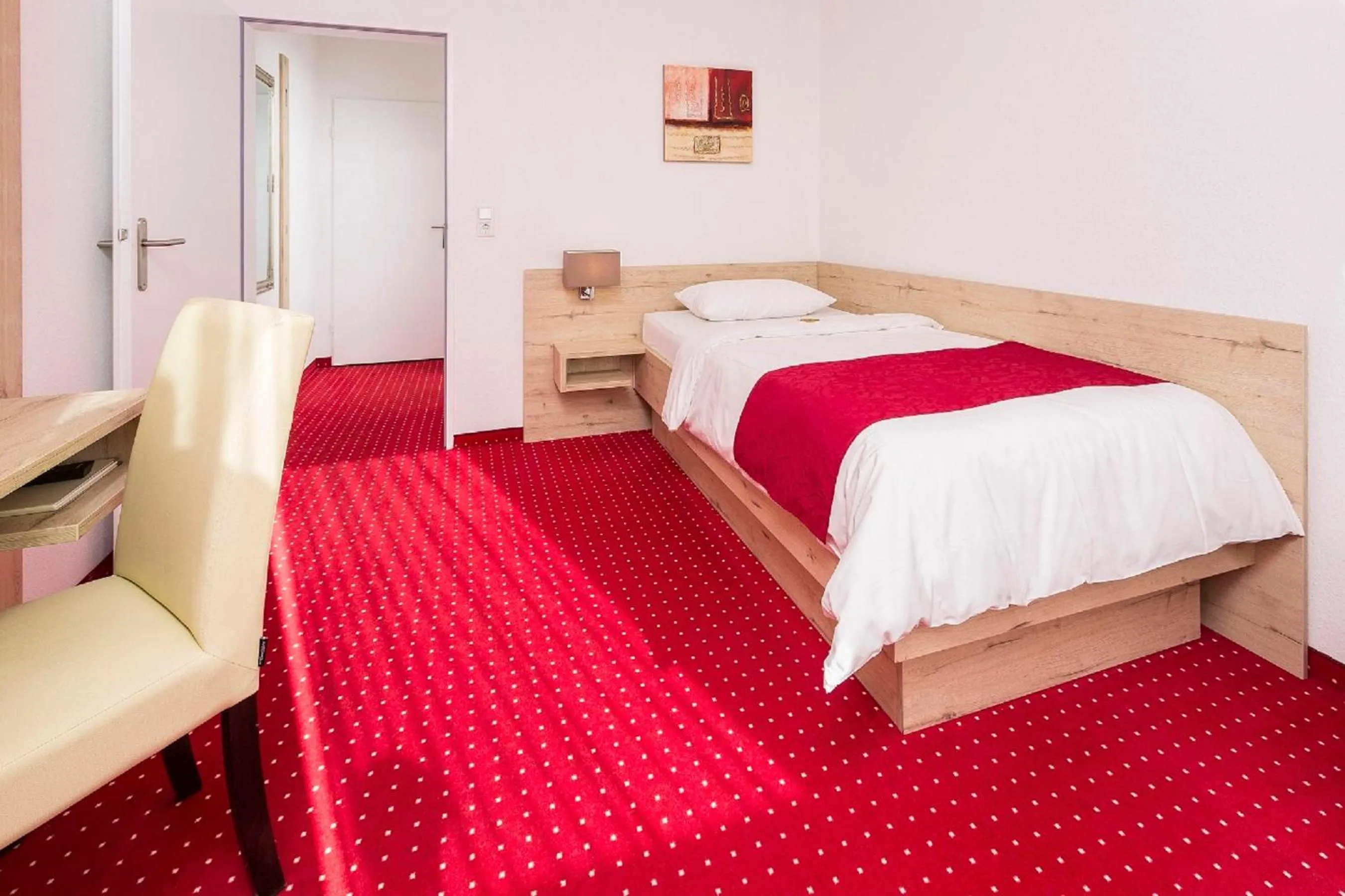 Photo of the whole room, Bed in Hanse Hotel