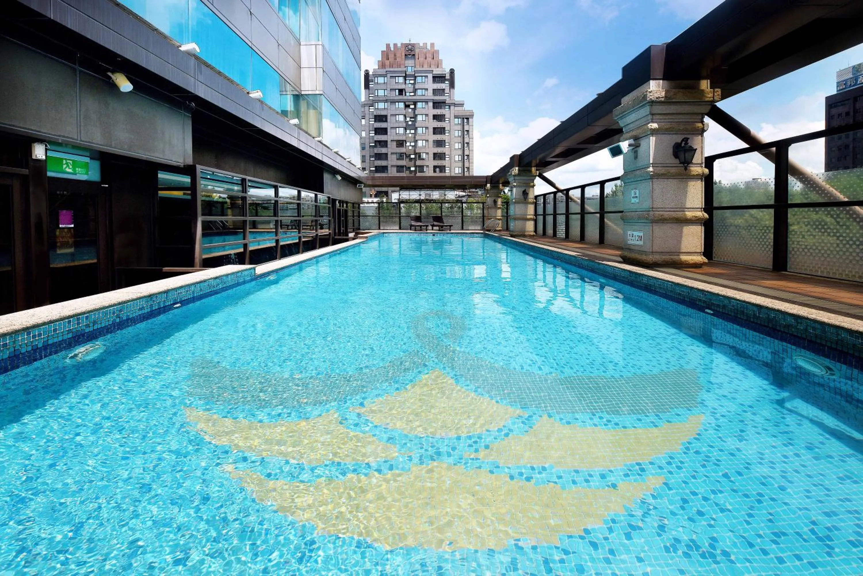 Swimming pool in Fullon Hotel Taipei, Central