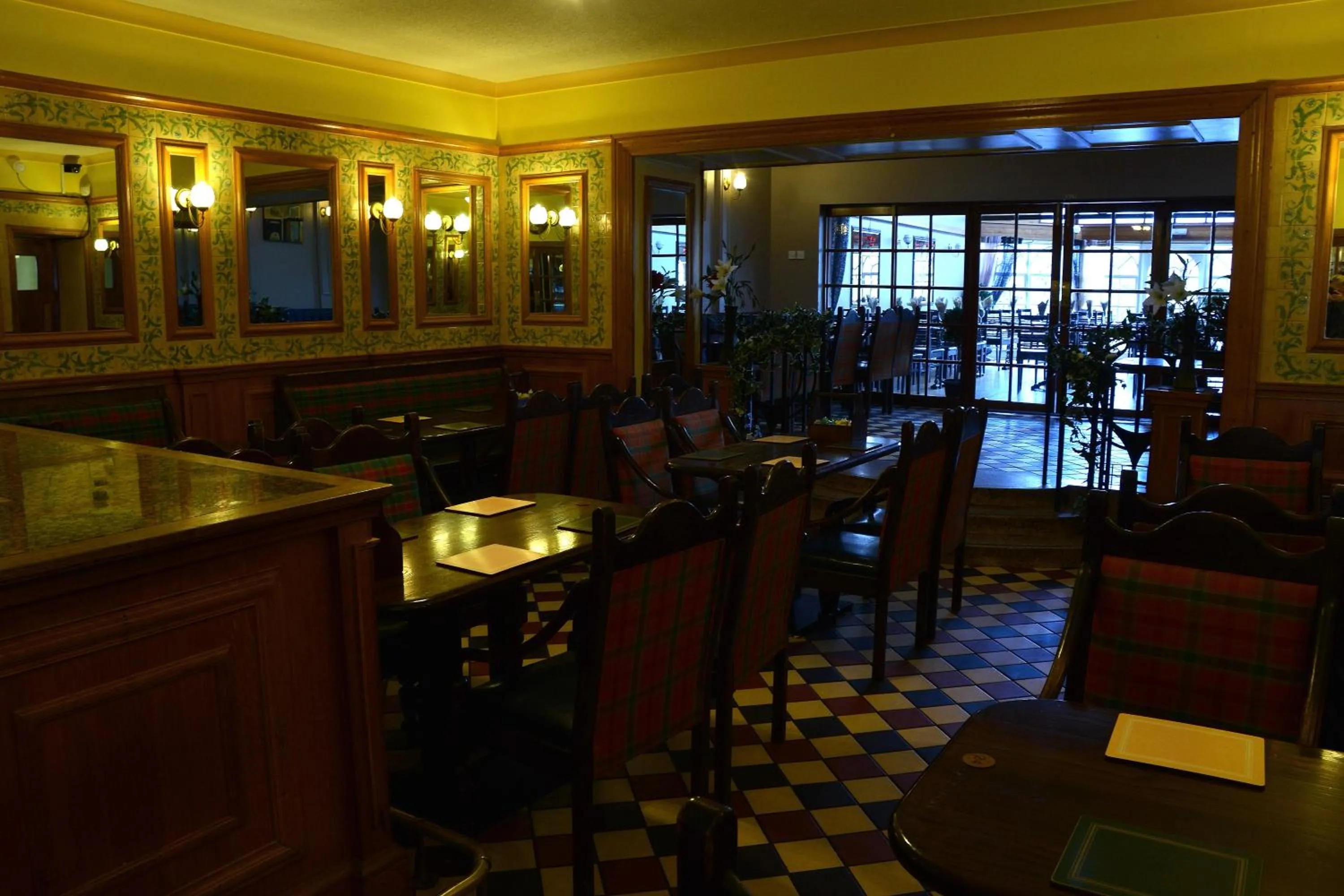 Restaurant/places to eat in Crown hotel