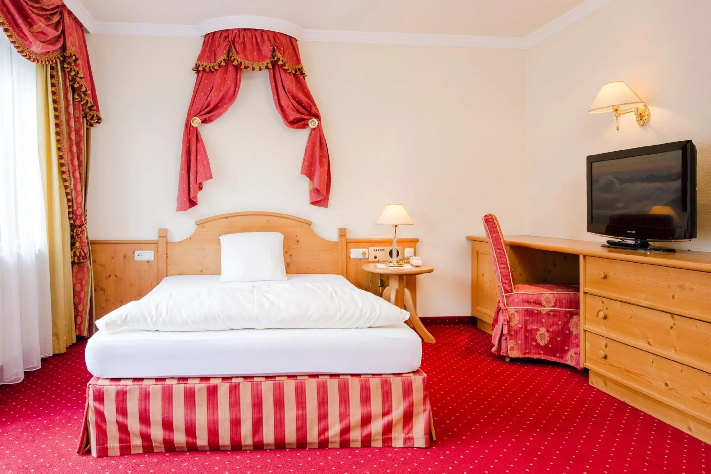 Bed in Hotel Jenbacherhof B&B