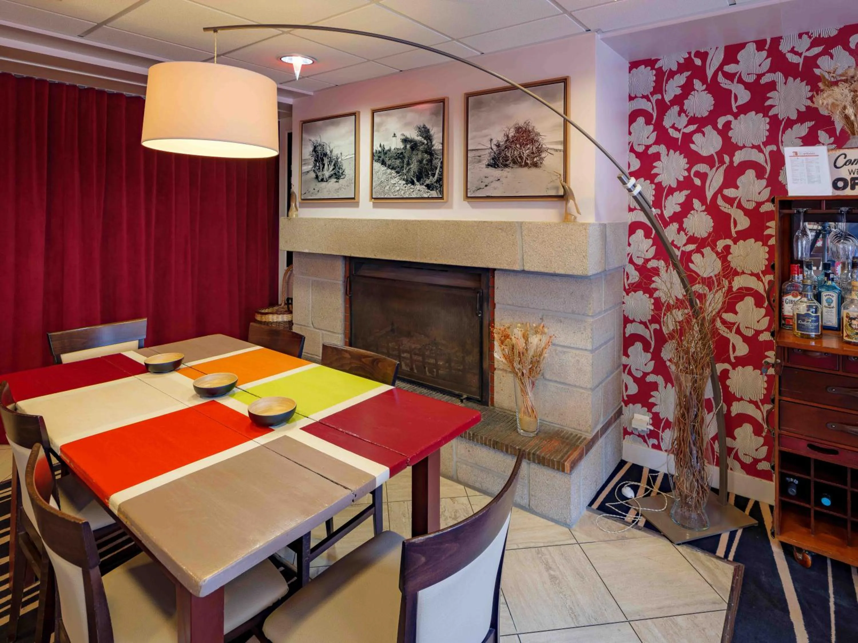 fireplace in Hôtel La Résidence des Artistes