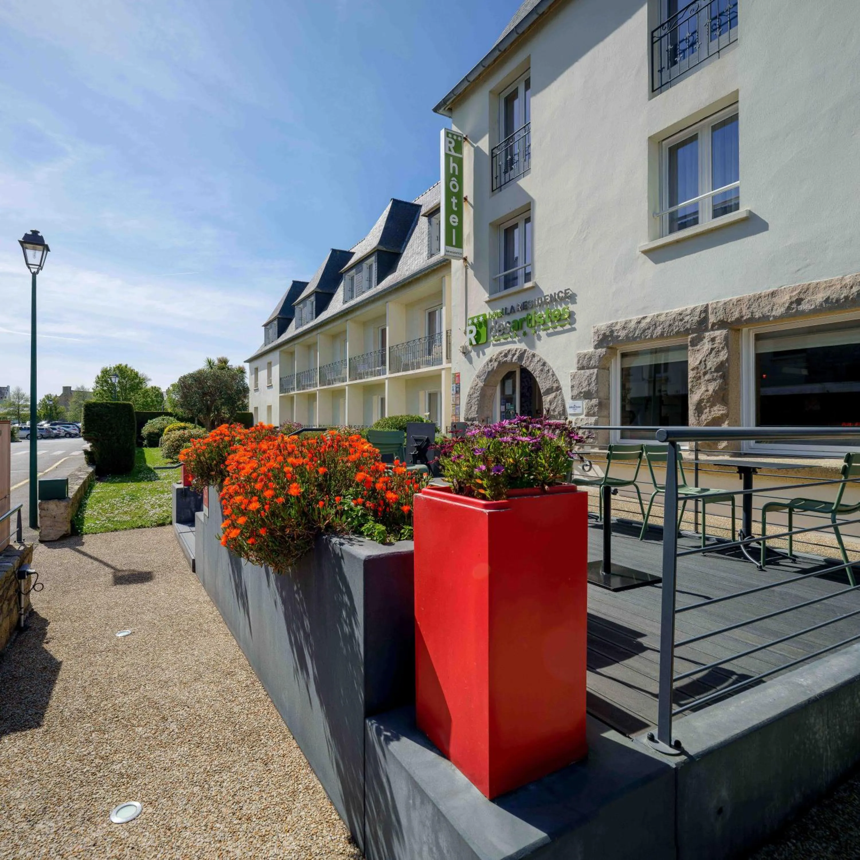 Property building in Hôtel La Résidence des Artistes