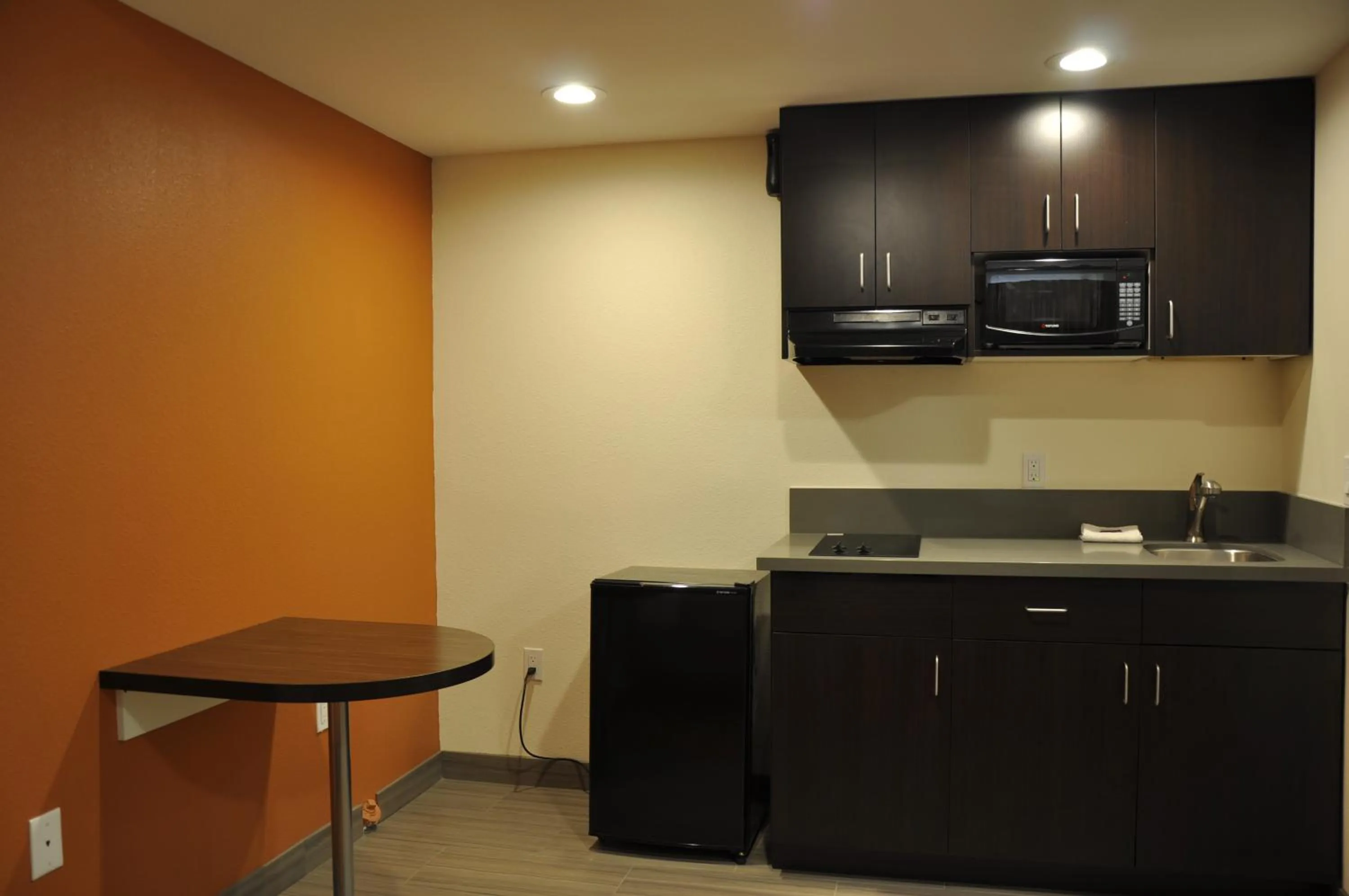 Kitchen or kitchenette in Motel 6 Maple/Main
