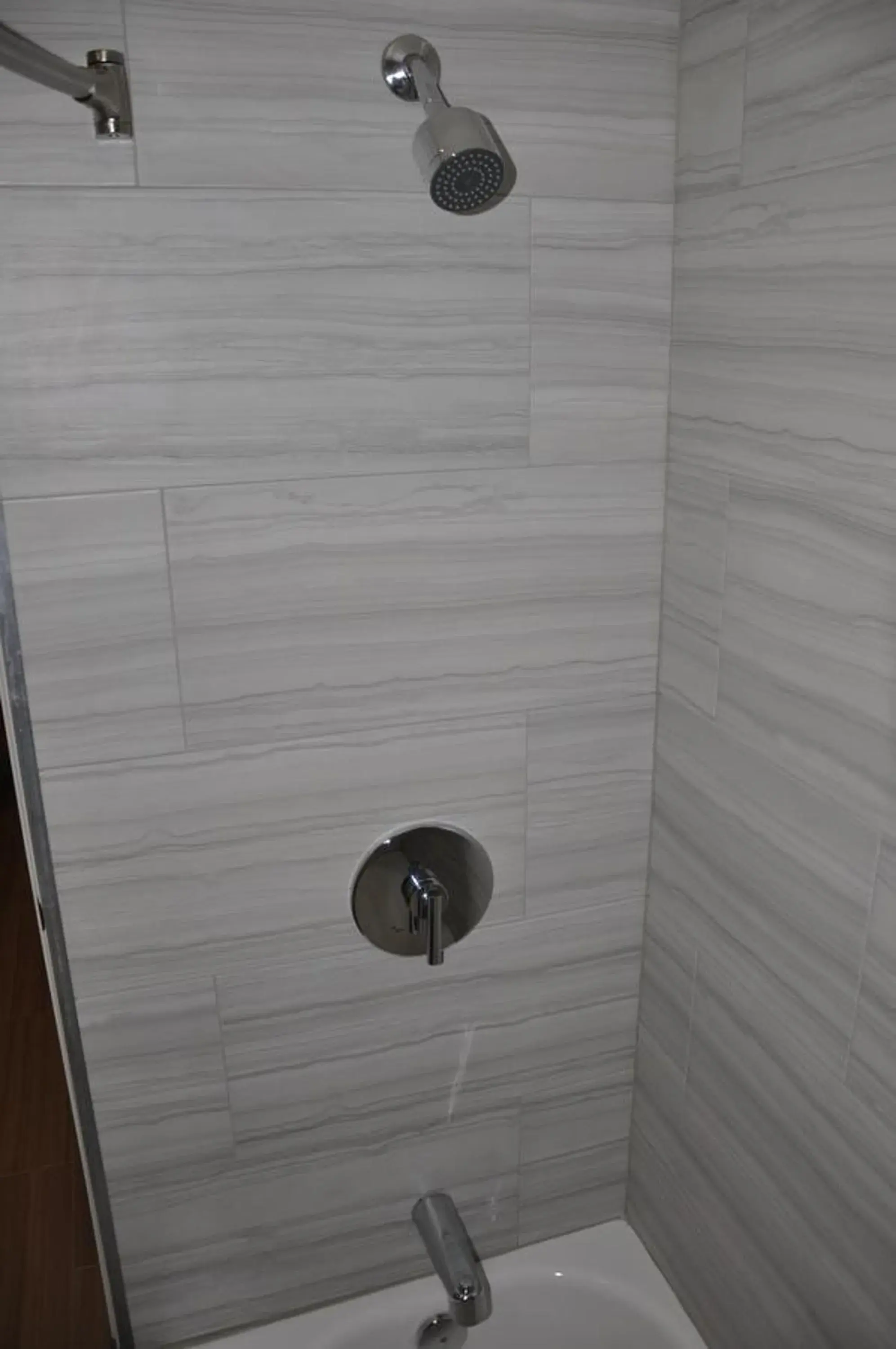 Deluxe King Bed w/ Bathtub - Non Smoking in Motel 6 Maple/Main Deluxe King Bed w/ Bathtub - Non Smoking in Motel 6 Maple/Main